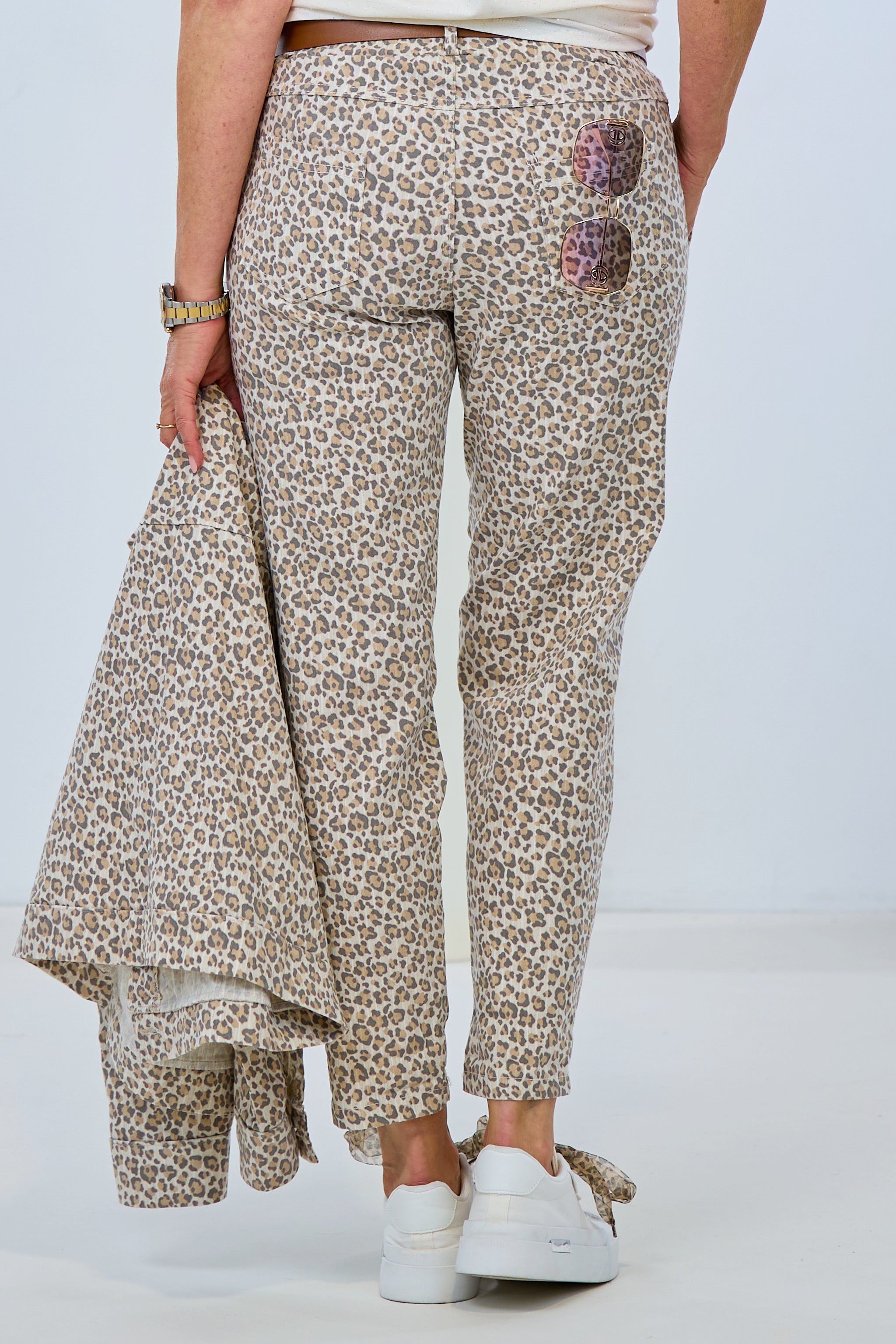 Leo-Hose mit kleinem Muster, elastischem Bund, Eingriffstaschen und Gürtel, beige-taupe-stein