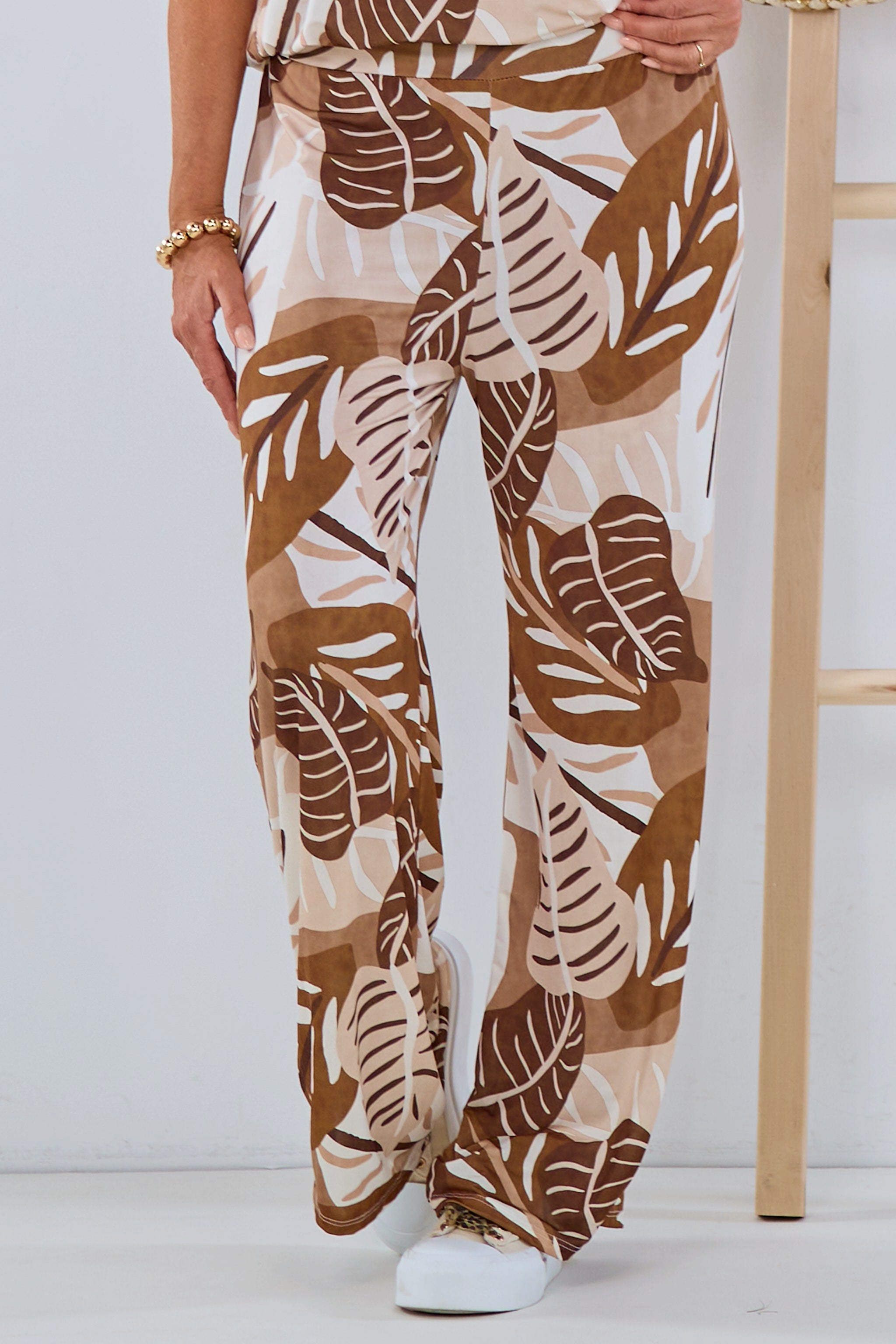 weich fallende Hose mit Blatt-Motiv, braun-taupe-beige