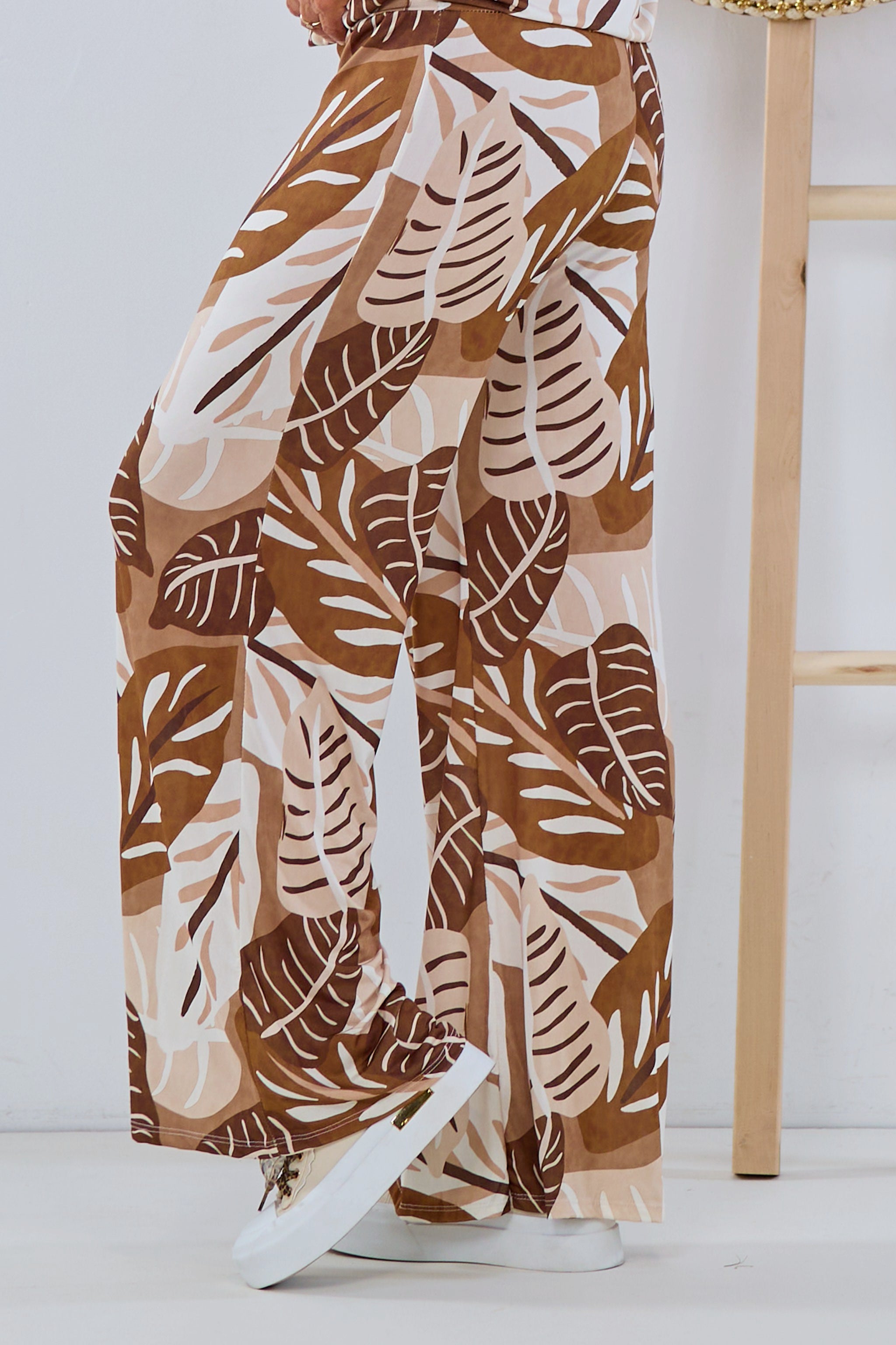 weich fallende Hose mit Blatt-Motiv, braun-taupe-beige