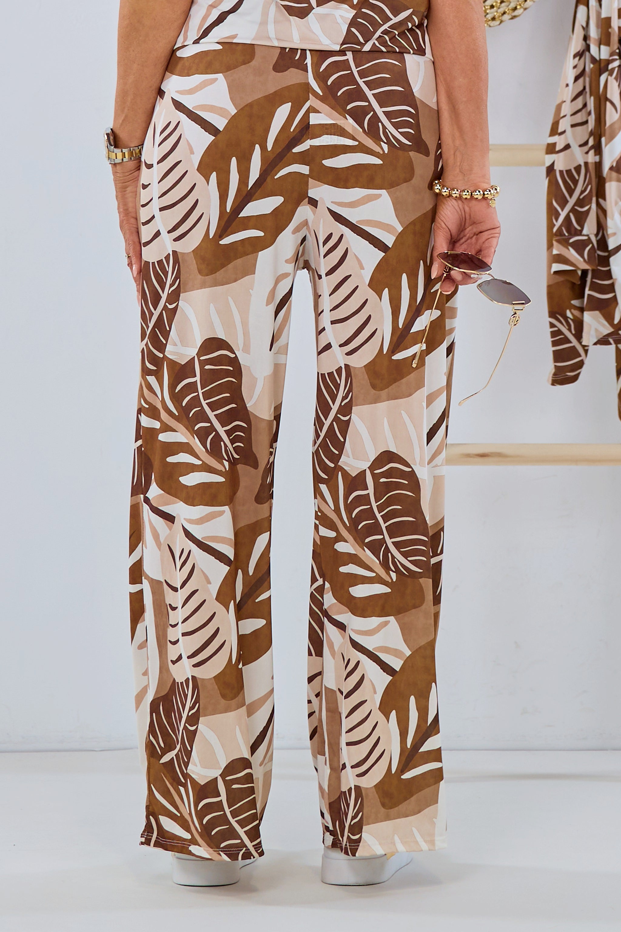 weich fallende Hose mit Blatt-Motiv, braun-taupe-beige