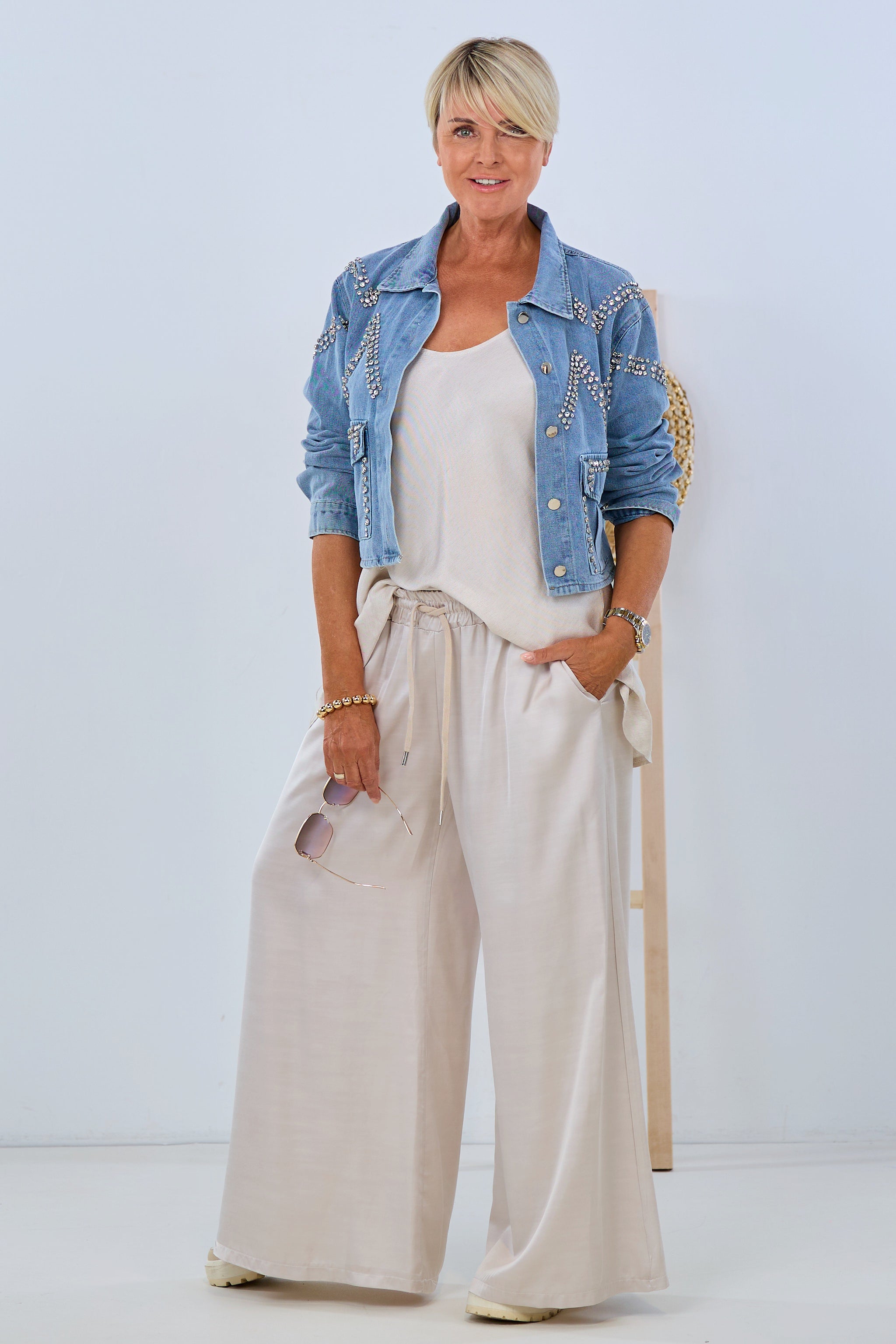 kurze Jeansjacke mit Strasssteinen und aufgesetzten Taschen, denim von Trends & Lifestyle Deutschland GmbH
