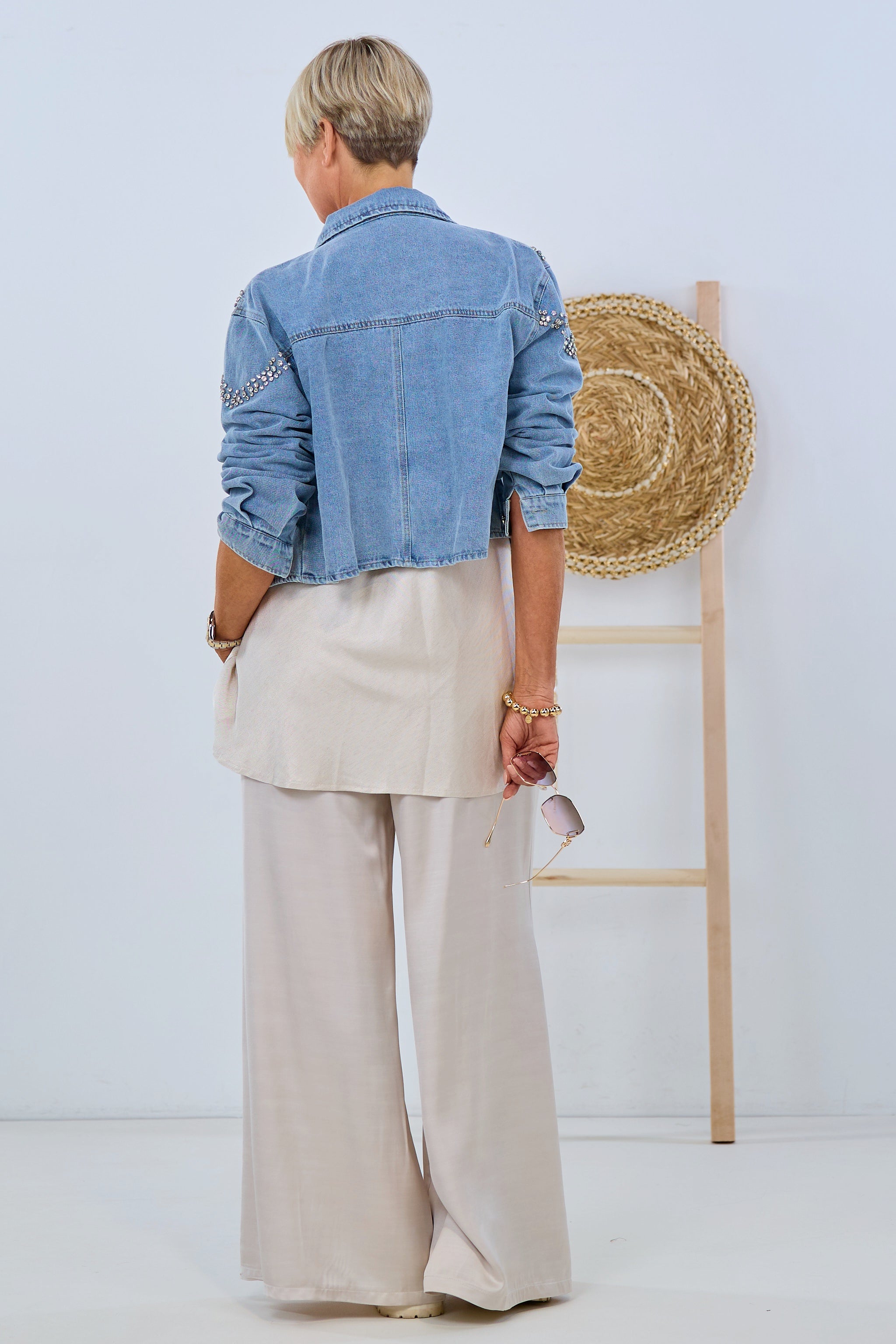 kurze Jeansjacke mit Strasssteinen und aufgesetzten Taschen, denim von Trends & Lifestyle Deutschland GmbH