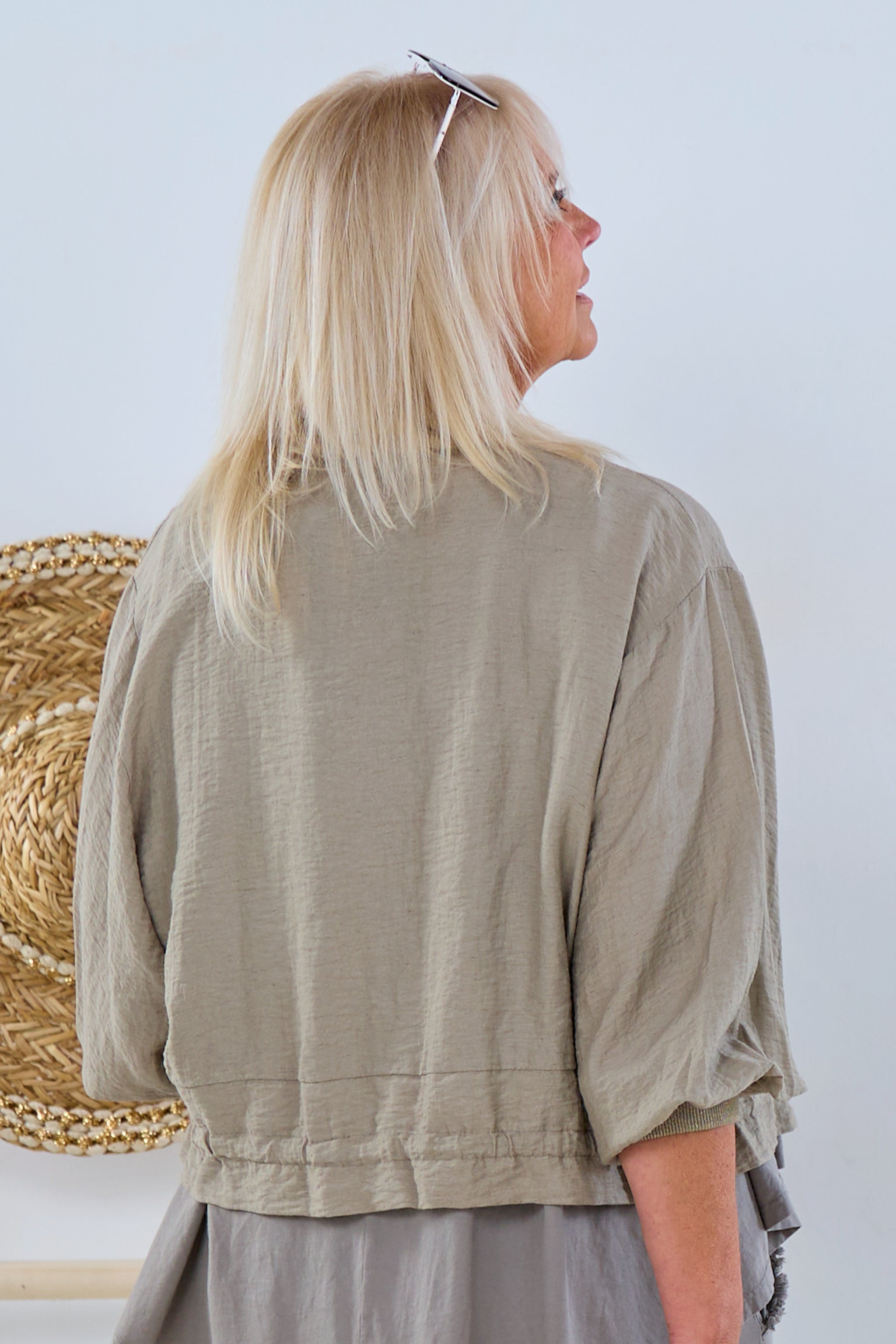 Leichter Blouson mit Kordelzug, angedeuteten Taschen und 3/4 Arm, schlamm