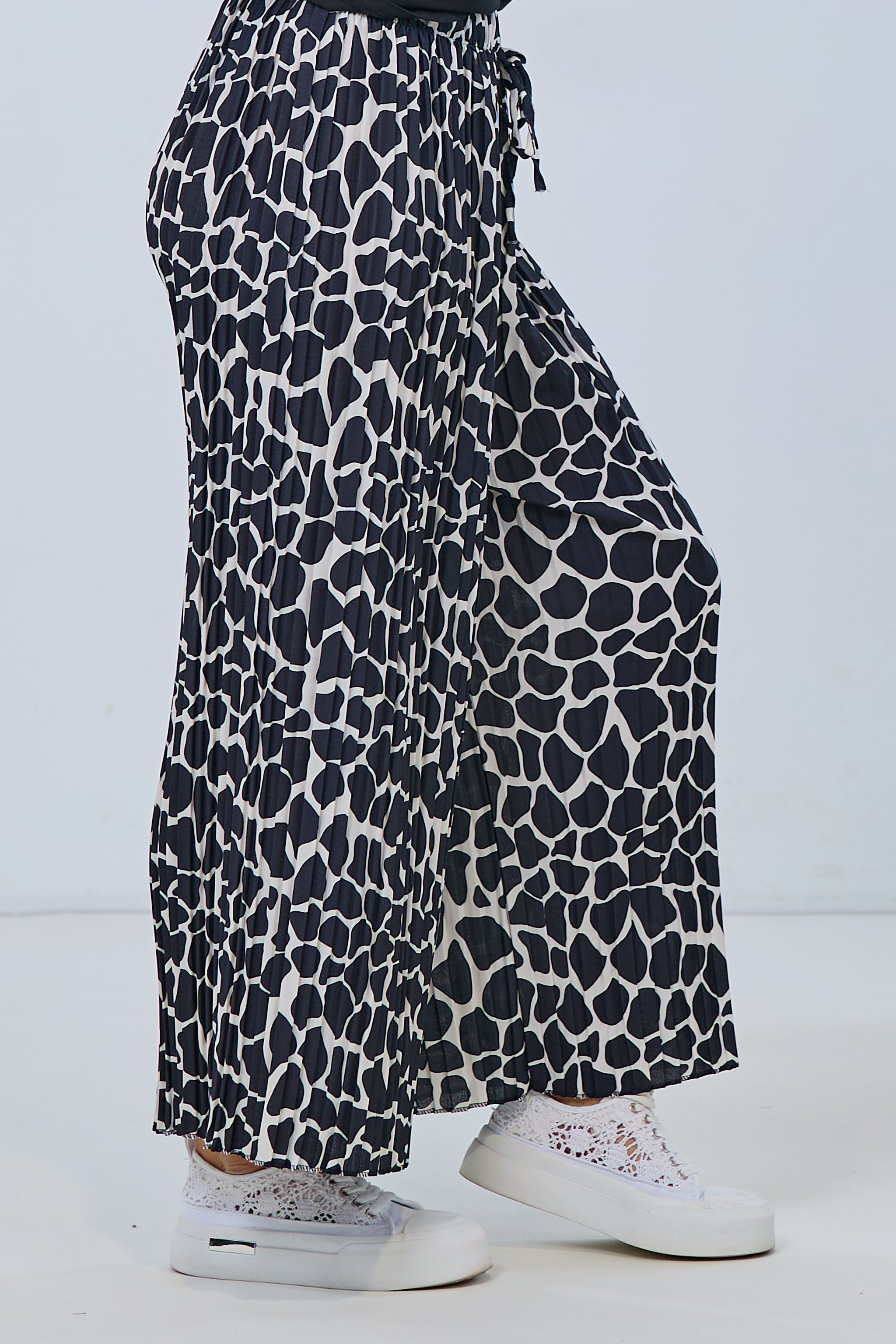 Plissée Hose mit elastischem Bund, schwarz-ecru-leo