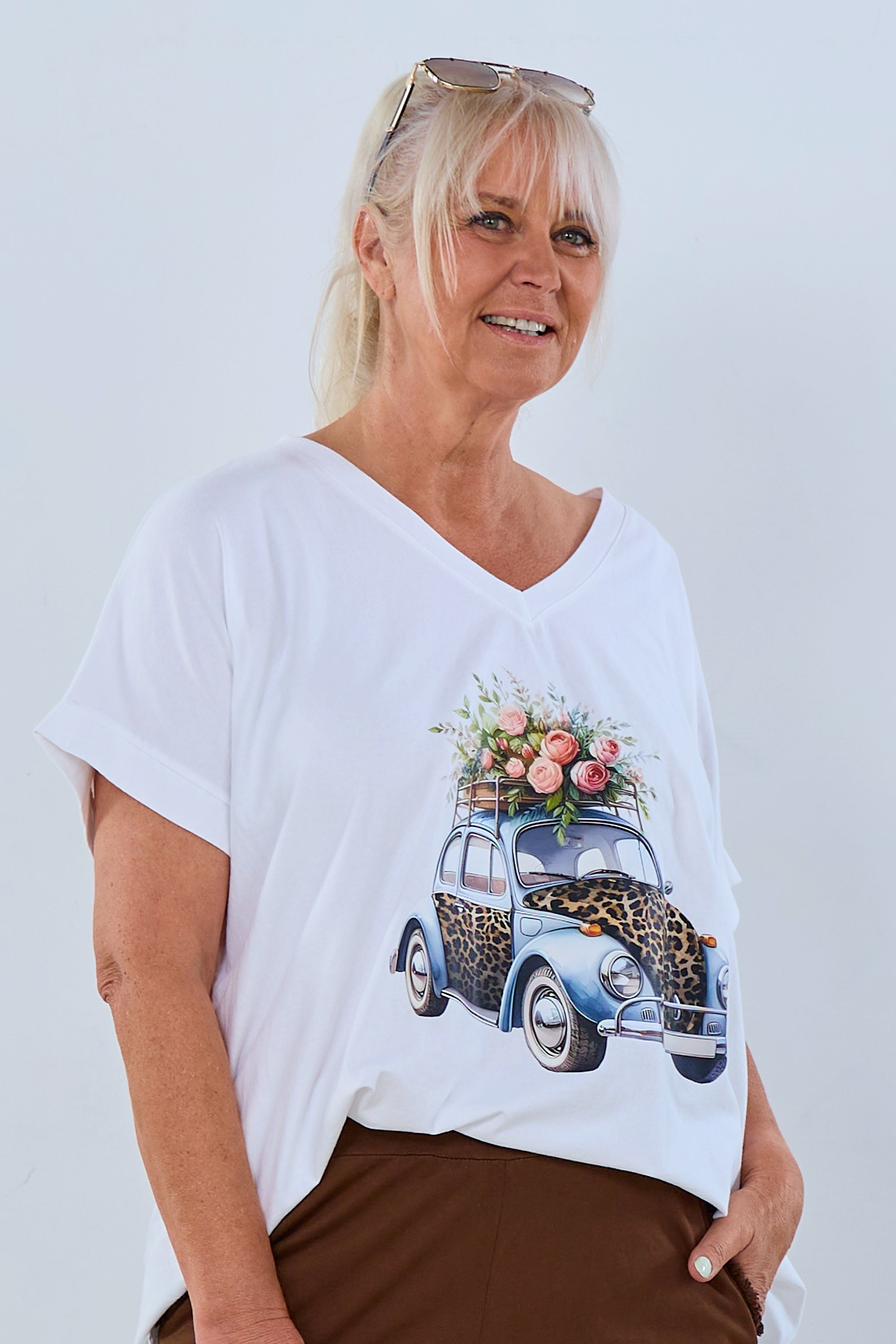 Oversized Shirt mit Auto-Druck, weiß-braun, V-Ausschnitt und kurzem Arm