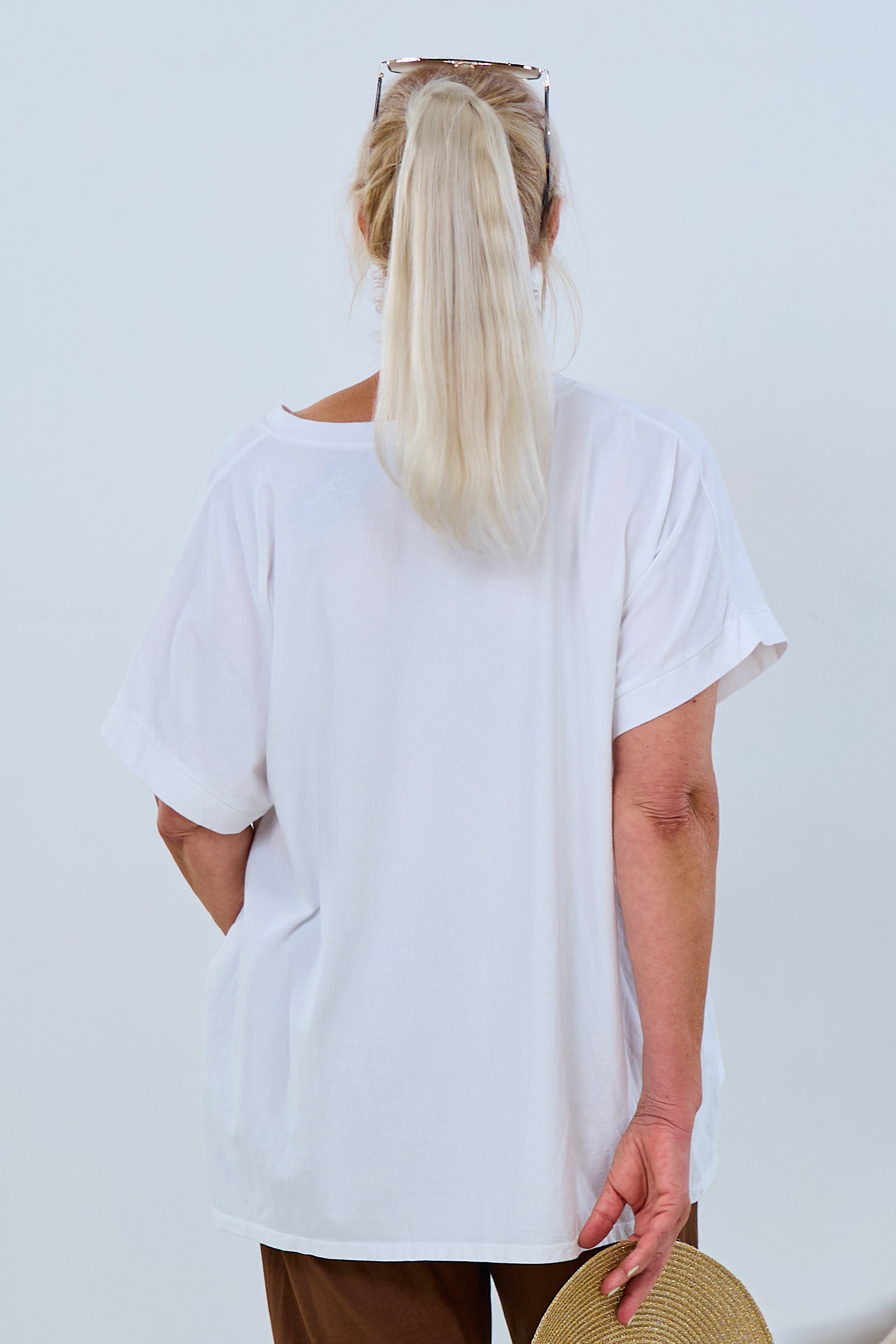 Oversized Shirt mit Auto-Druck, weiß-braun, V-Ausschnitt und kurzem Arm