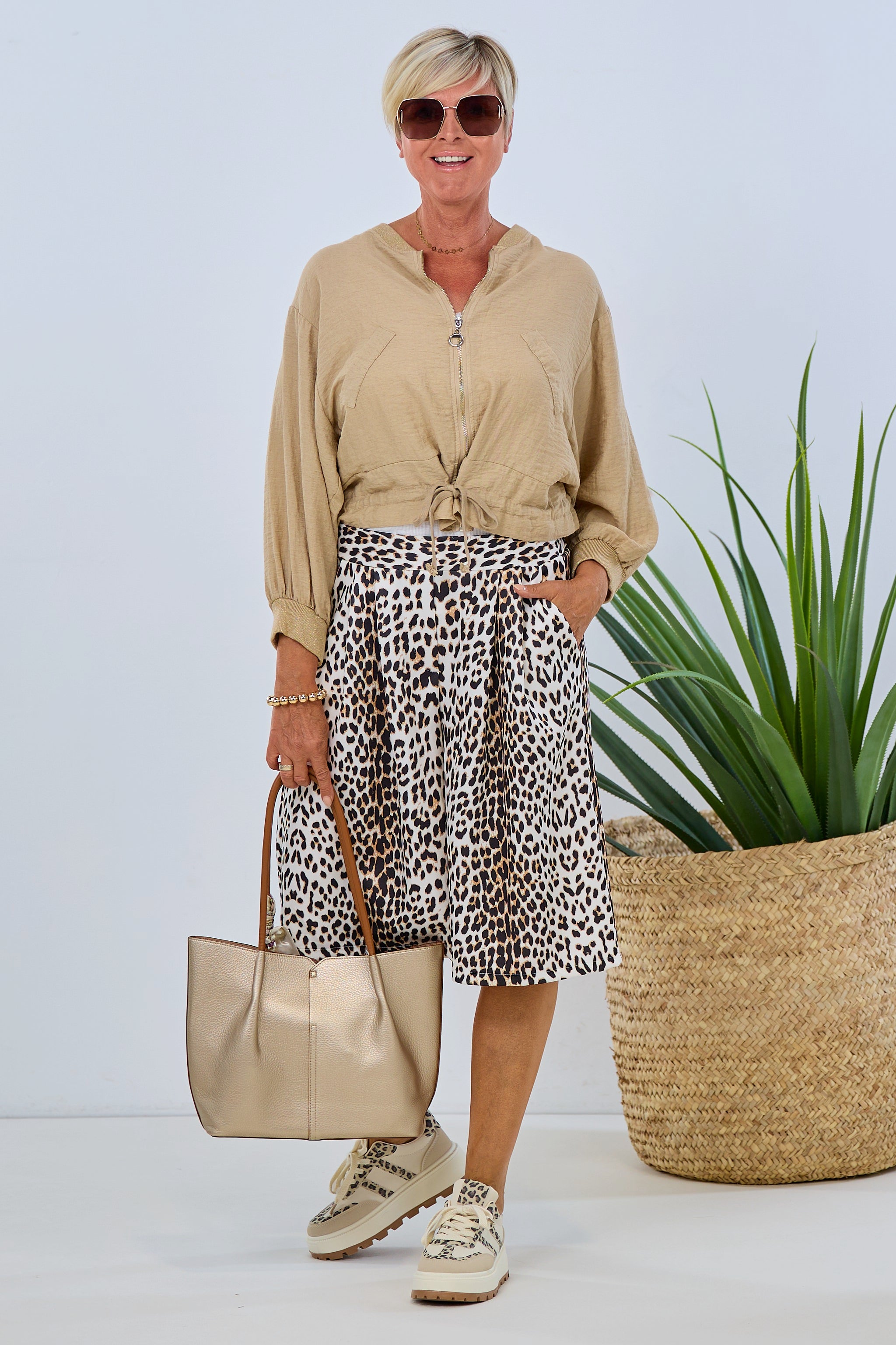 kurzer Hosenrock mit Bundfalten im Leo-Design, schwarz-creme