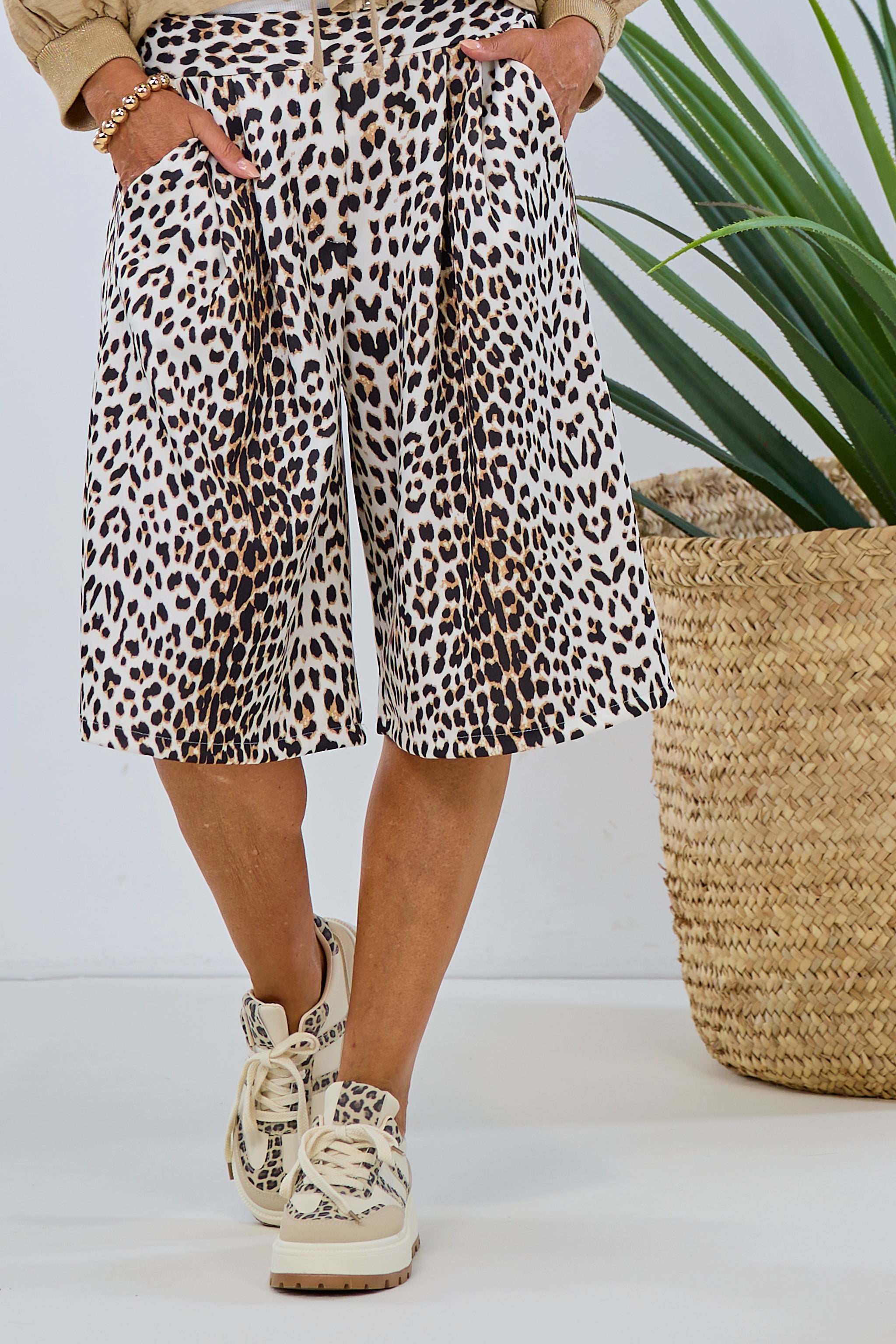 kurzer Hosenrock mit Bundfalten im Leo-Design, schwarz-creme