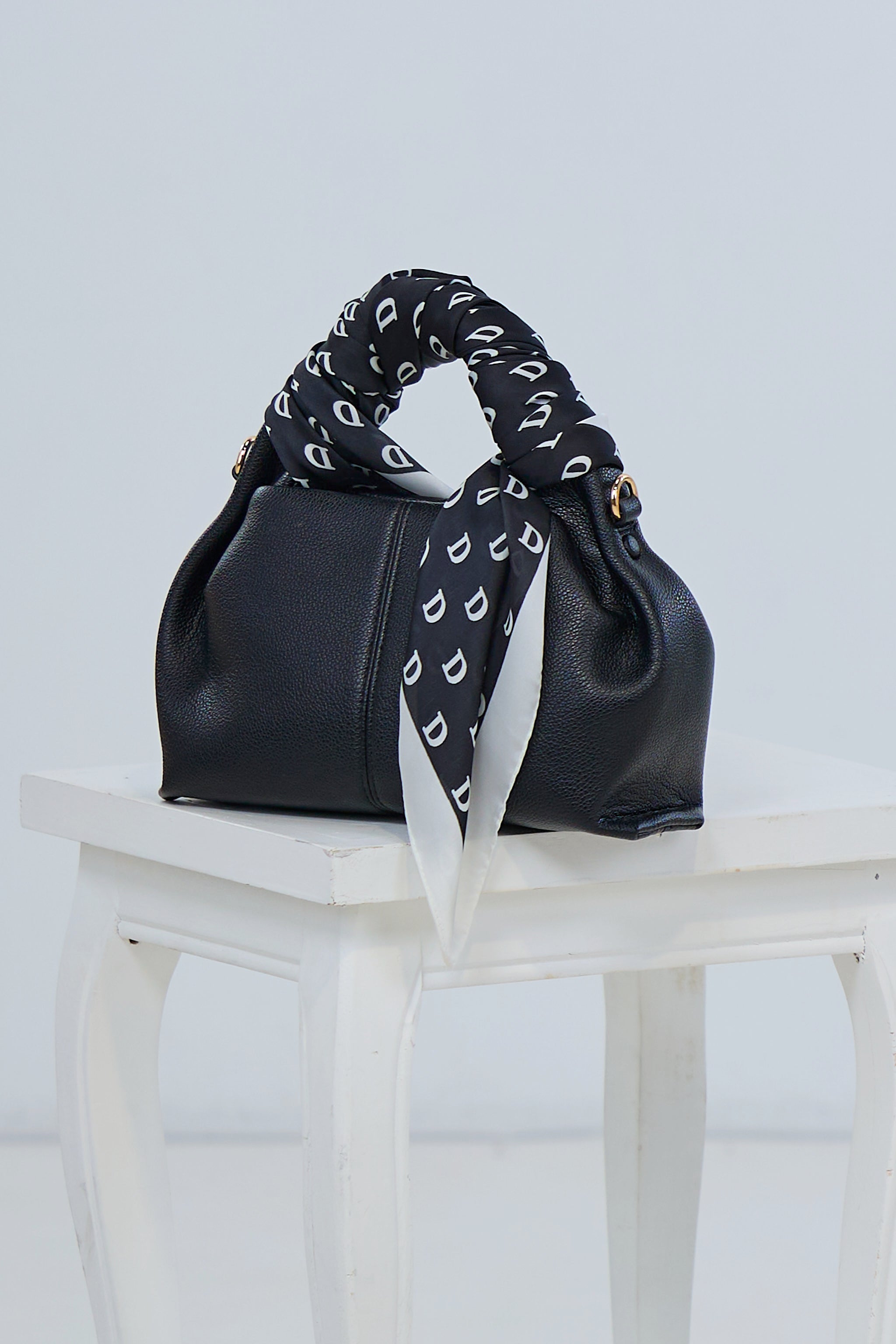 Satin Tuch mit schönem Muster, schwarz-weiß
