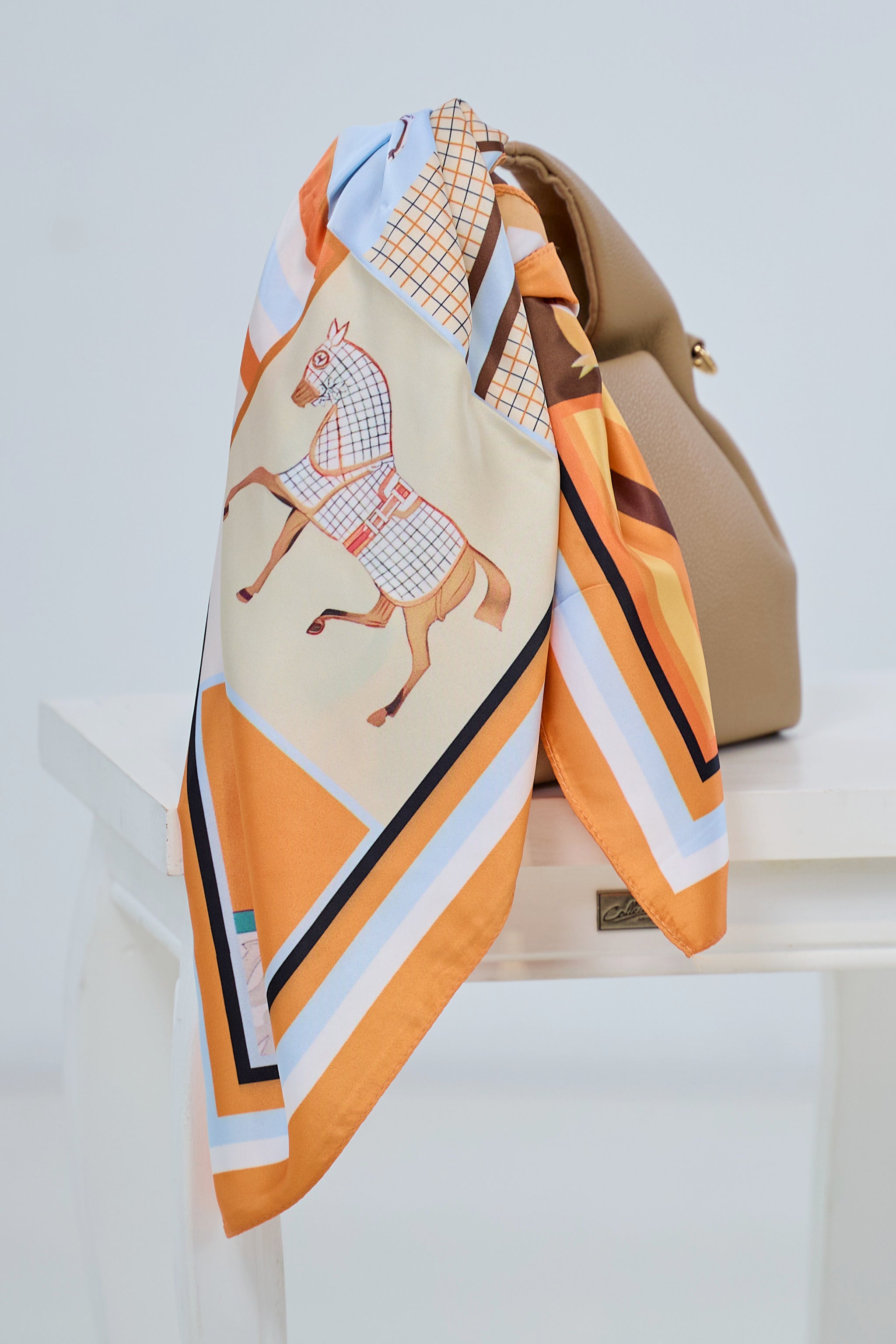 Satin Tuch mit Pferdemotiven in orange-hellblau-braun