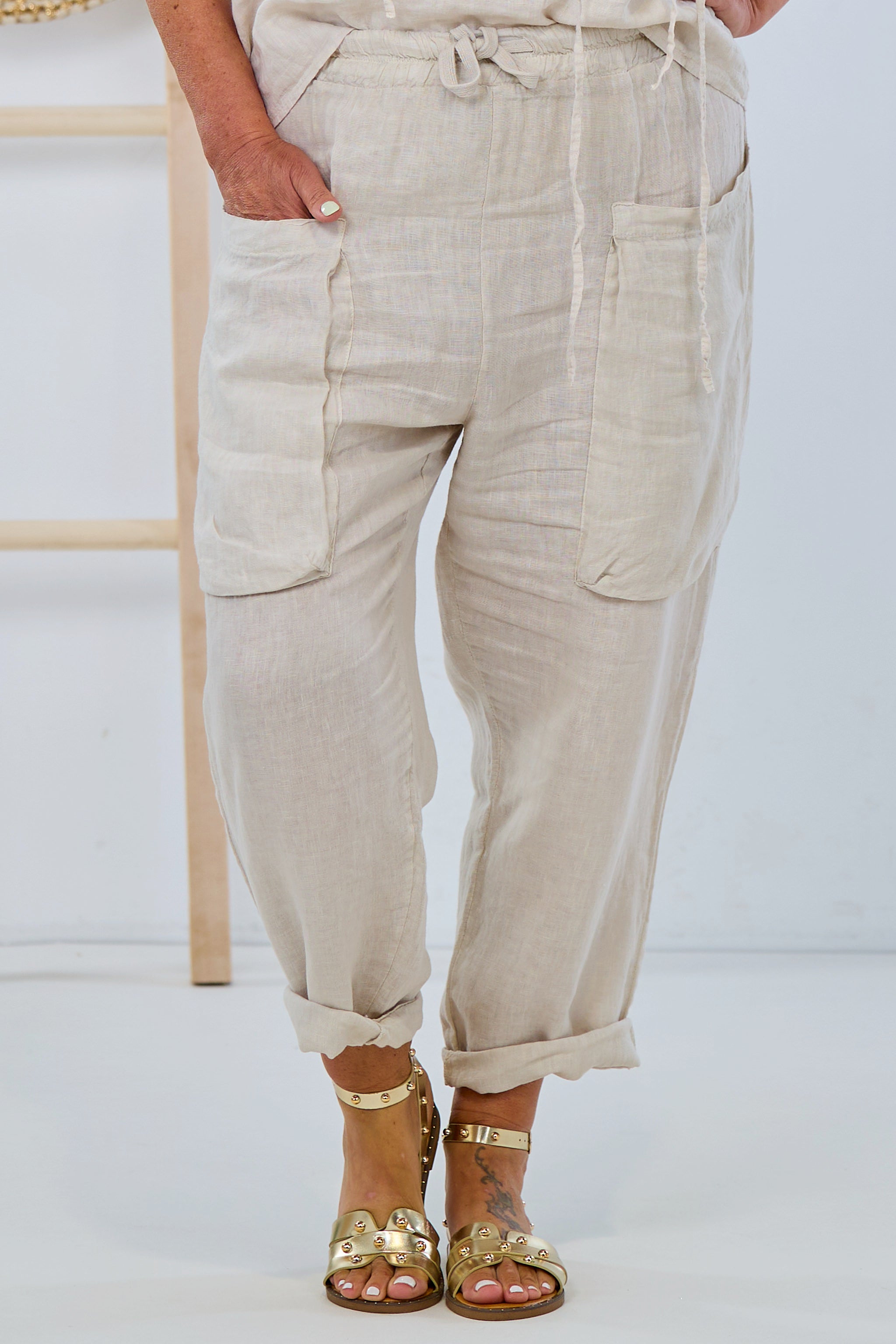 weite Leinenhose mit großen Taschen in beige, leicht Baggy geschnitten