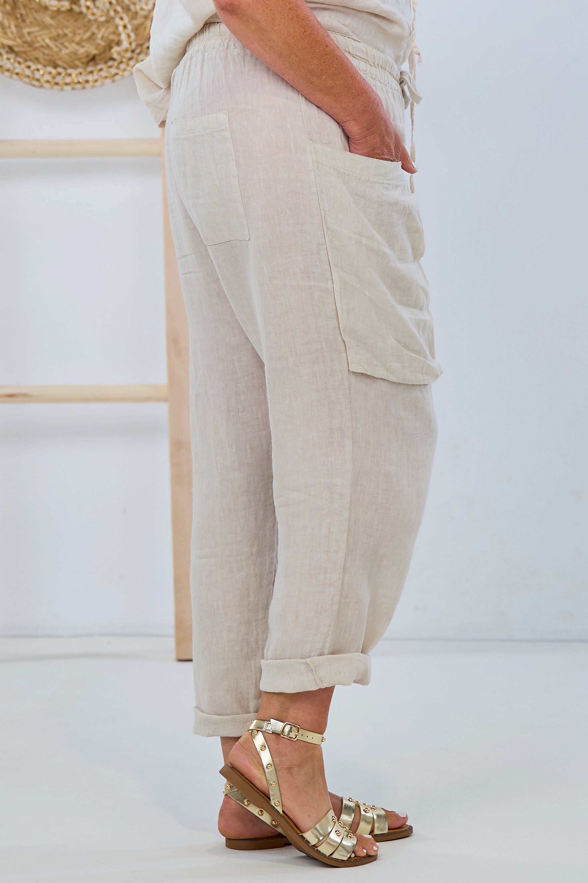 weite Leinenhose mit großen Taschen in beige, leicht Baggy geschnitten
