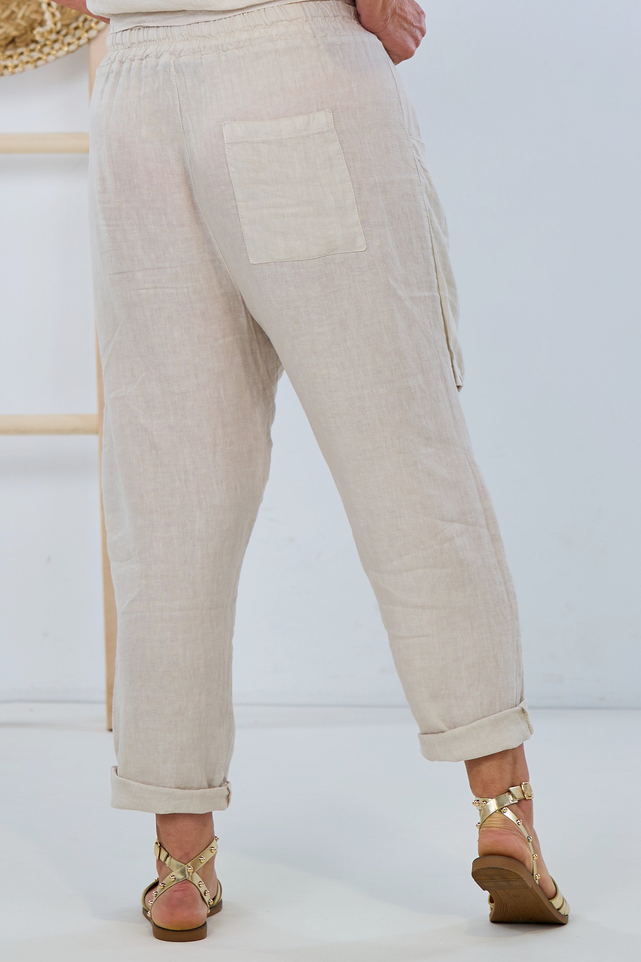 weite Leinenhose mit großen Taschen in beige, leicht Baggy geschnitten