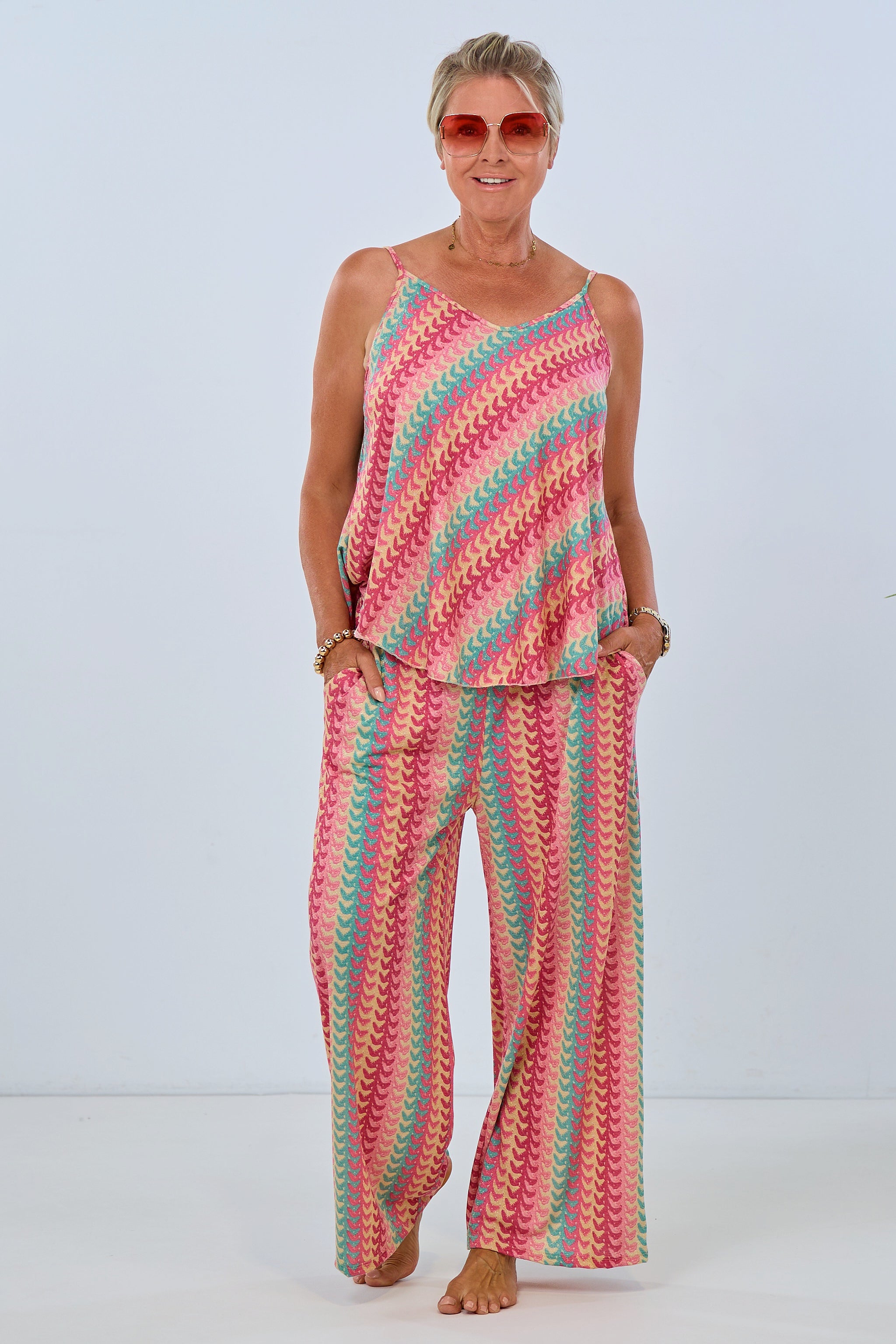 Hose mit Retromuster in rosa-bunt-gold, gerade geschnitten mit elastischem Bund