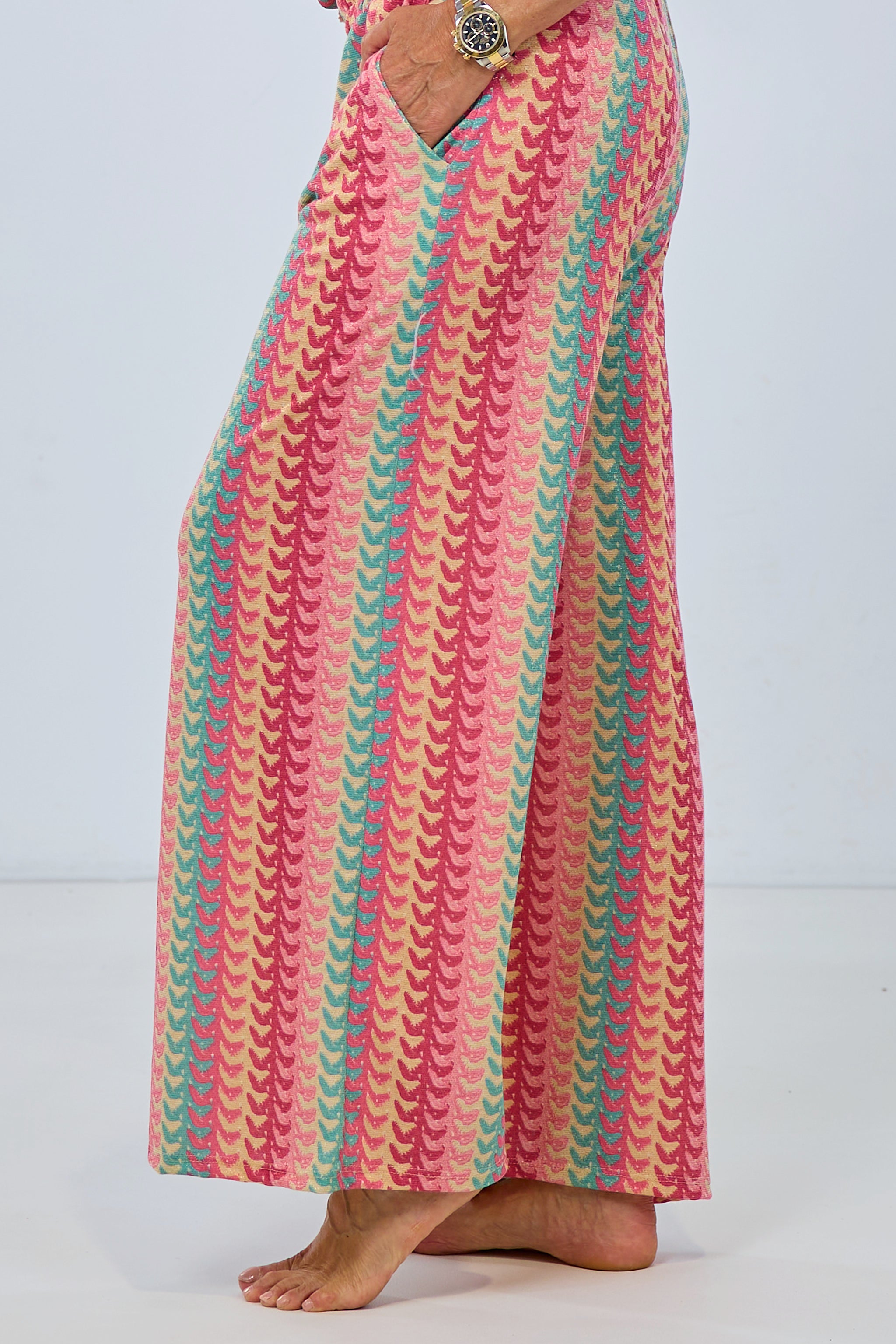 Hose mit Retromuster in rosa-bunt-gold, gerade geschnitten mit elastischem Bund