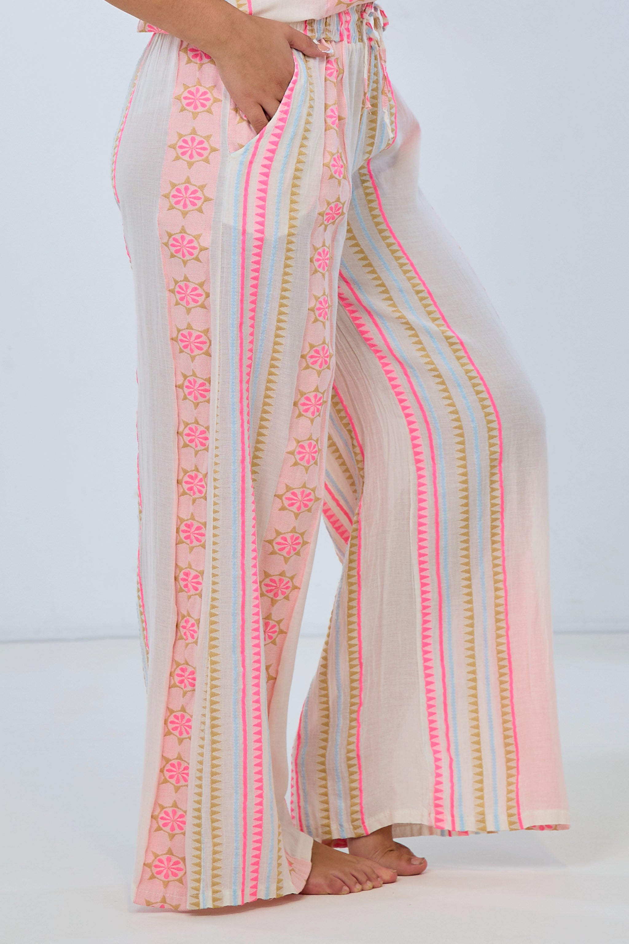 Gewebte Hose mit Muster in ecru-pink, weit geschnitten, Gummizug