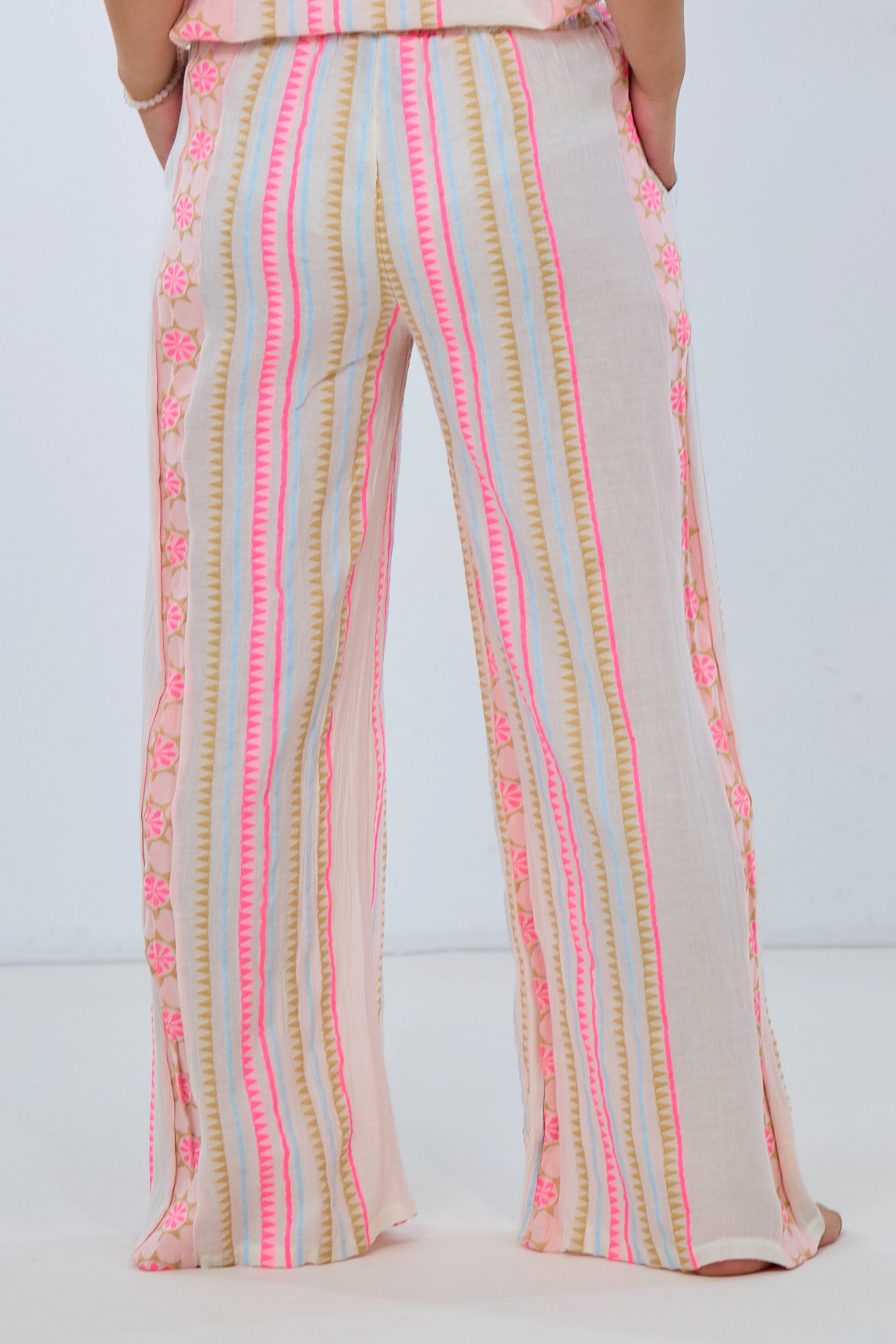 Gewebte Hose mit Muster in ecru-pink, weit geschnitten, Gummizug
