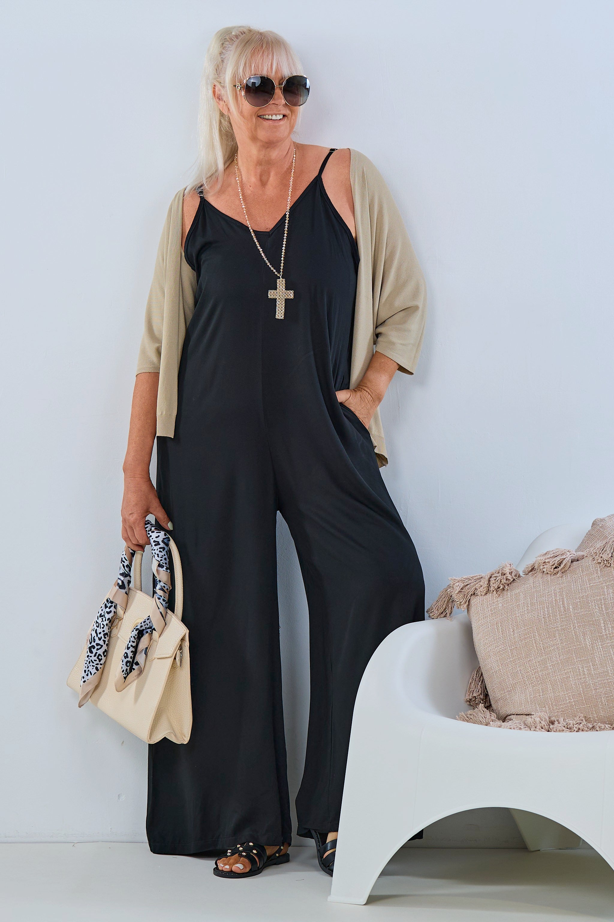 Jumpsuit mit Spaghettiträgern, schwarz