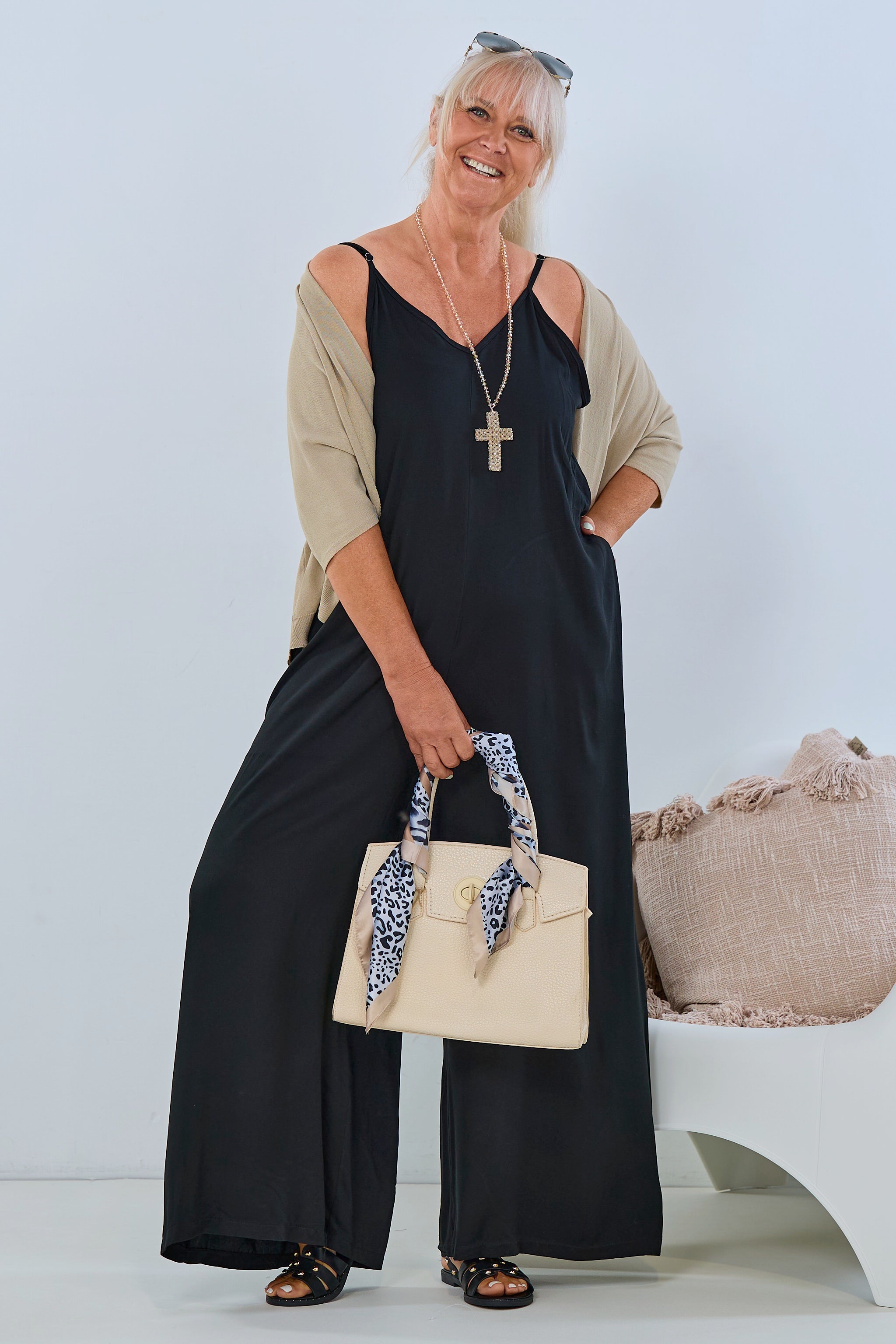 Jumpsuit mit Spaghettiträgern, schwarz