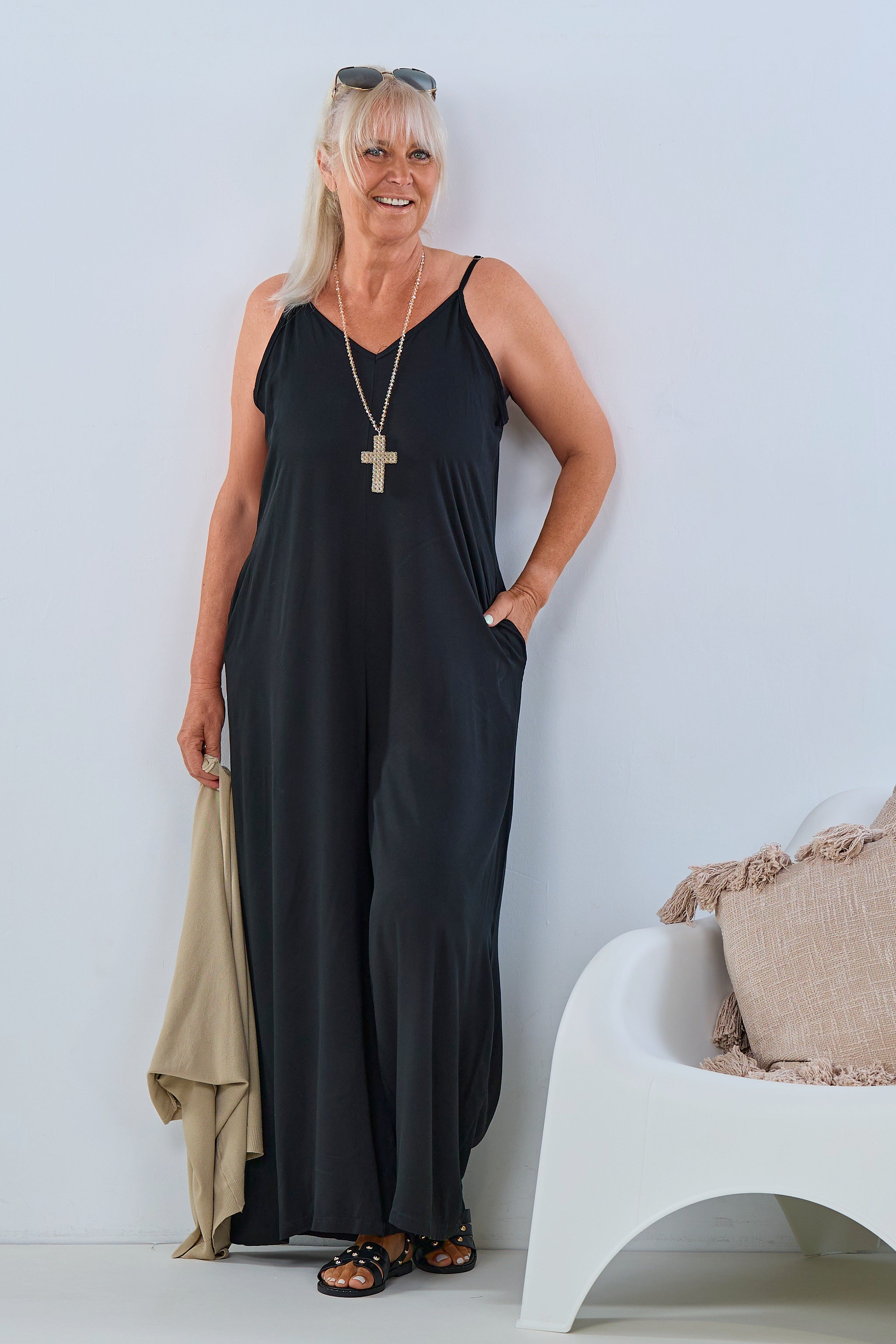 Jumpsuit mit Spaghettiträgern, schwarz