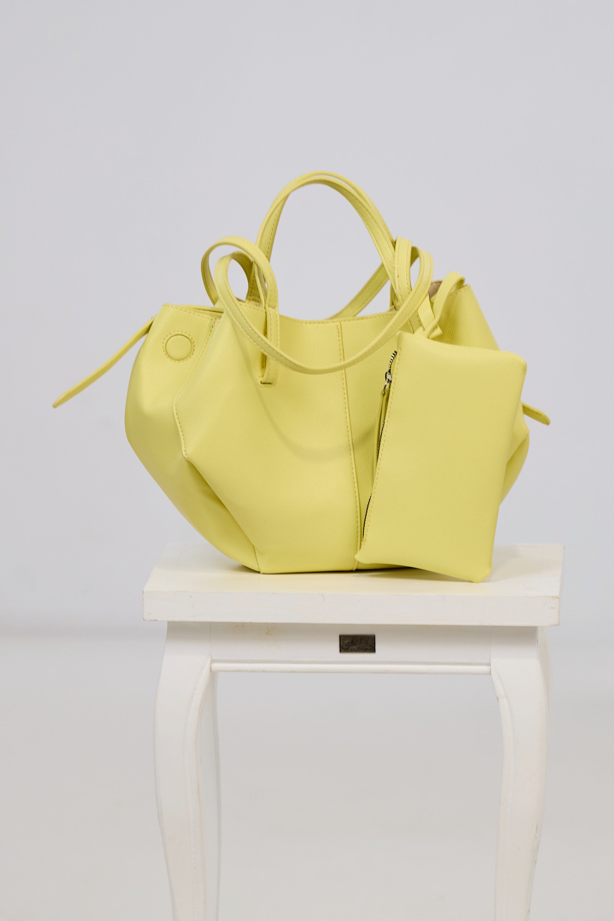 kleine variable Tasche mit Magneten um die Größe zu verstellen, gelb