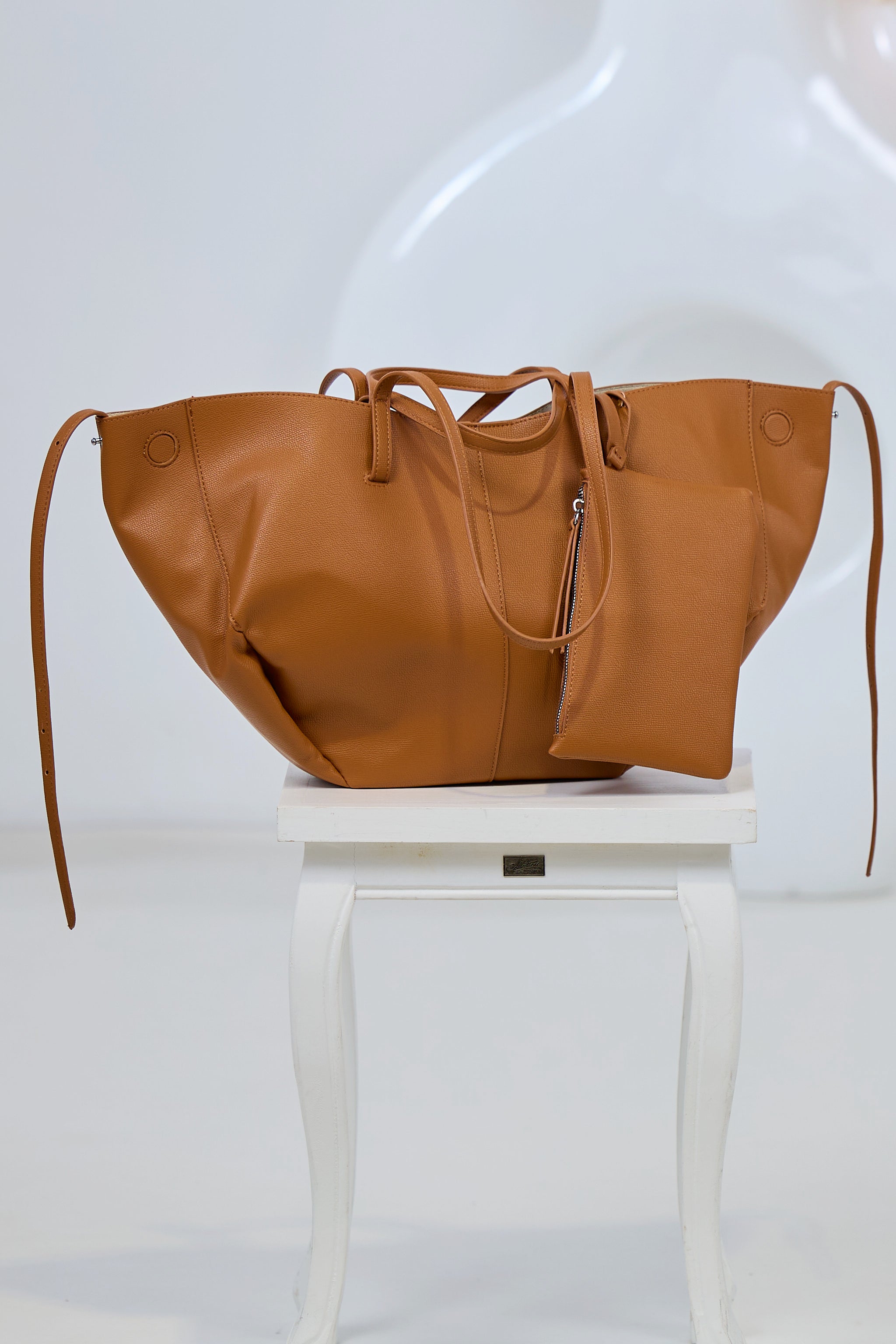 große variable Tasche mit Magneten um die Größe zu verstellen, camel