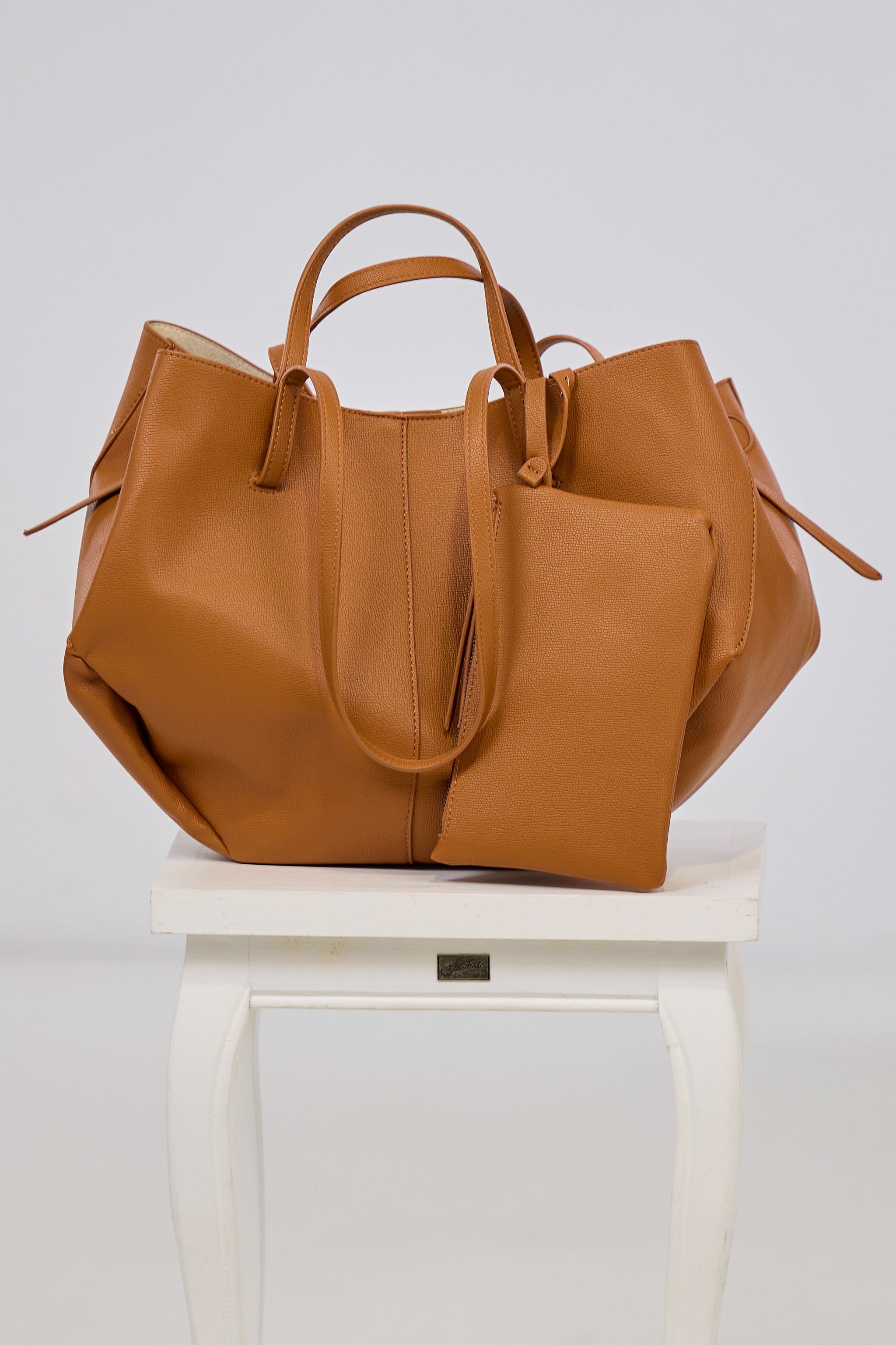 große variable Tasche mit Magneten um die Größe zu verstellen, camel