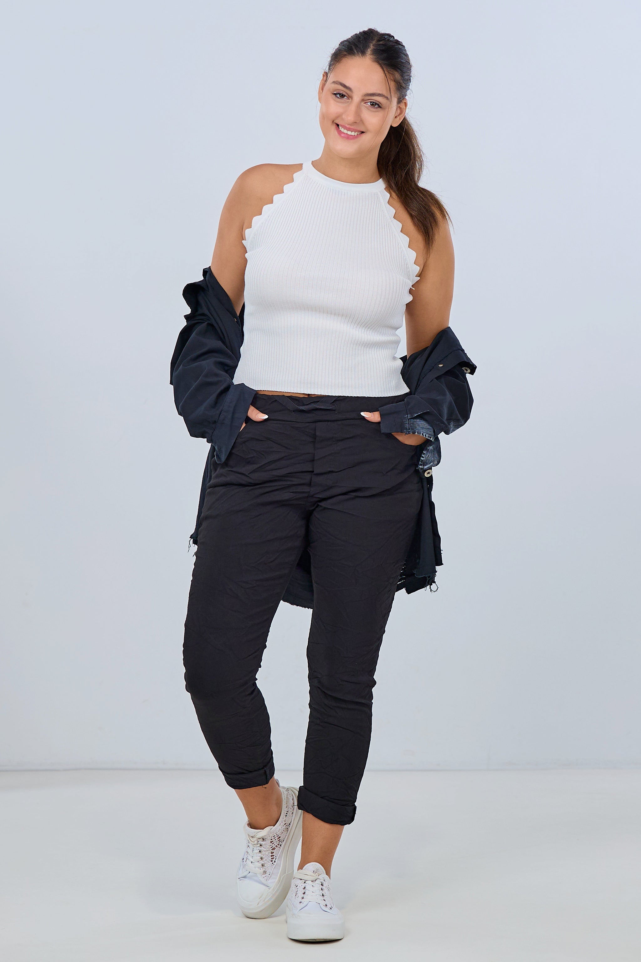 Hose mit elastischem Bund im Knitterlook, zwei Eingriffstaschen und Gesäßtaschen in schwarz