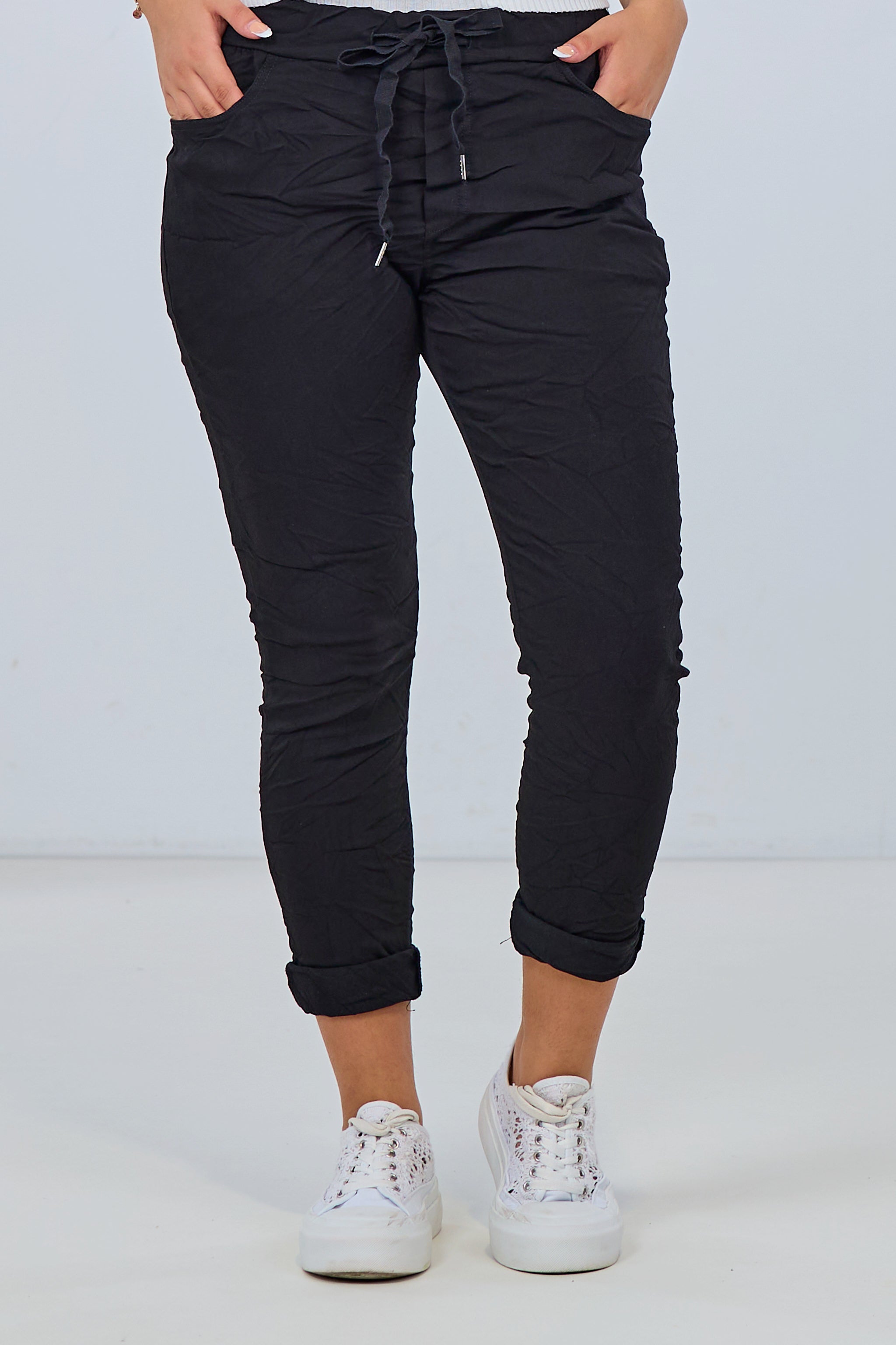 Hose mit elastischem Bund im Knitterlook, zwei Eingriffstaschen und Gesäßtaschen in schwarz
