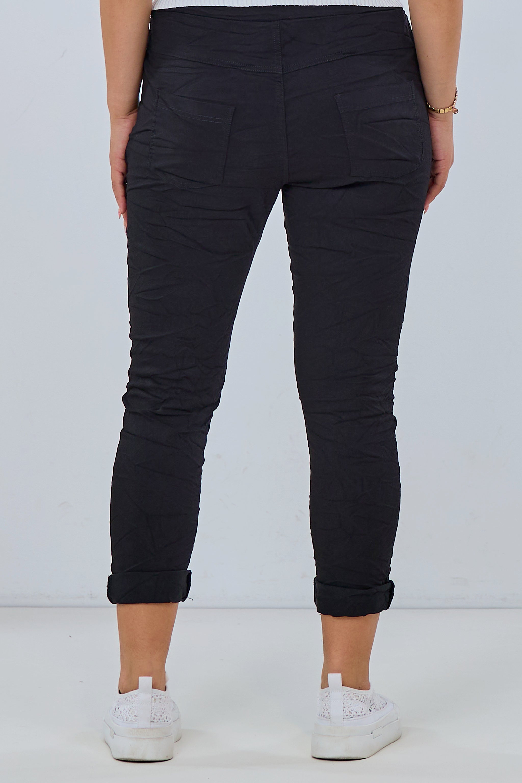 Hose mit elastischem Bund im Knitterlook, zwei Eingriffstaschen und Gesäßtaschen in schwarz