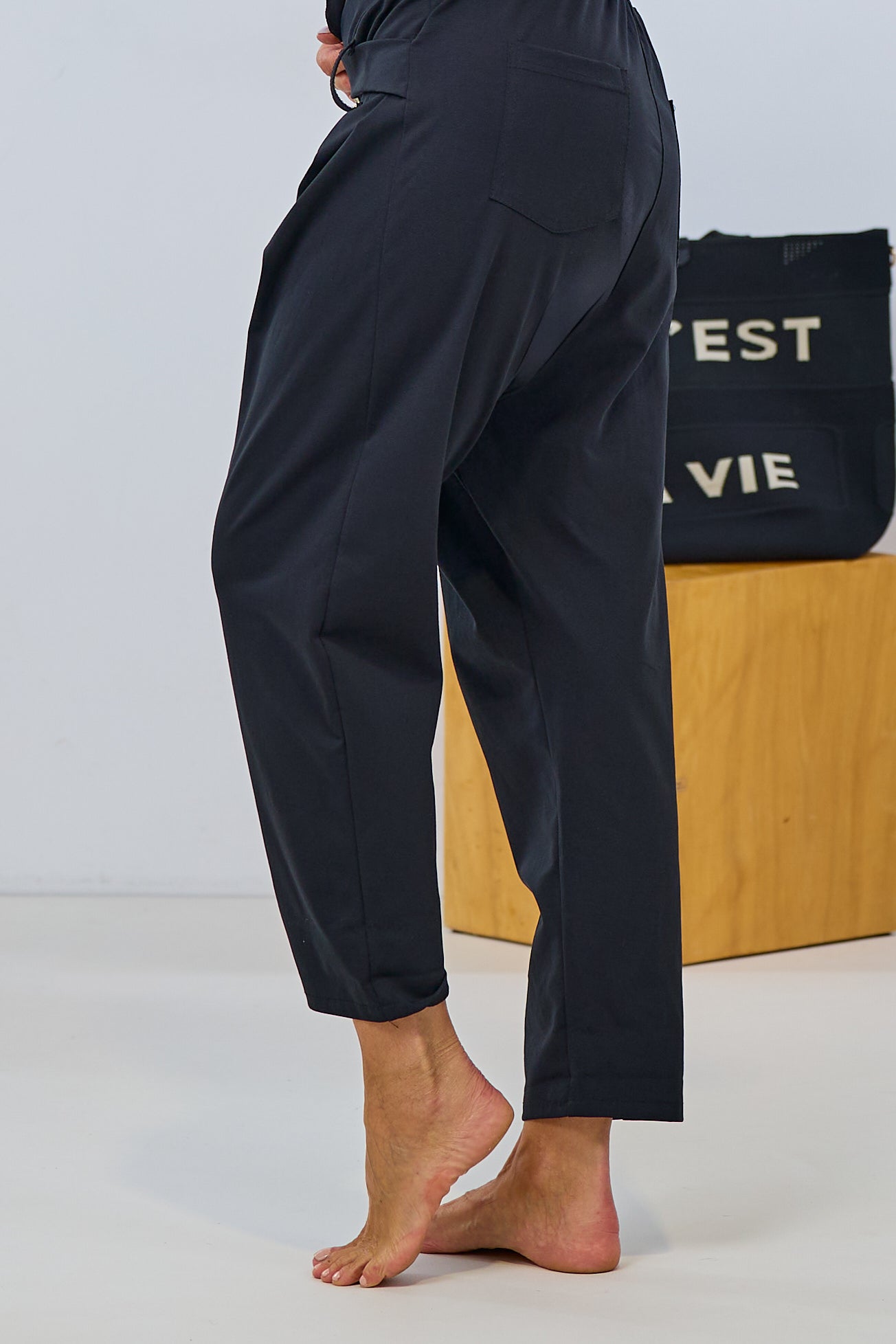 Cozy Baggy mit schrägem Bund, schwarz