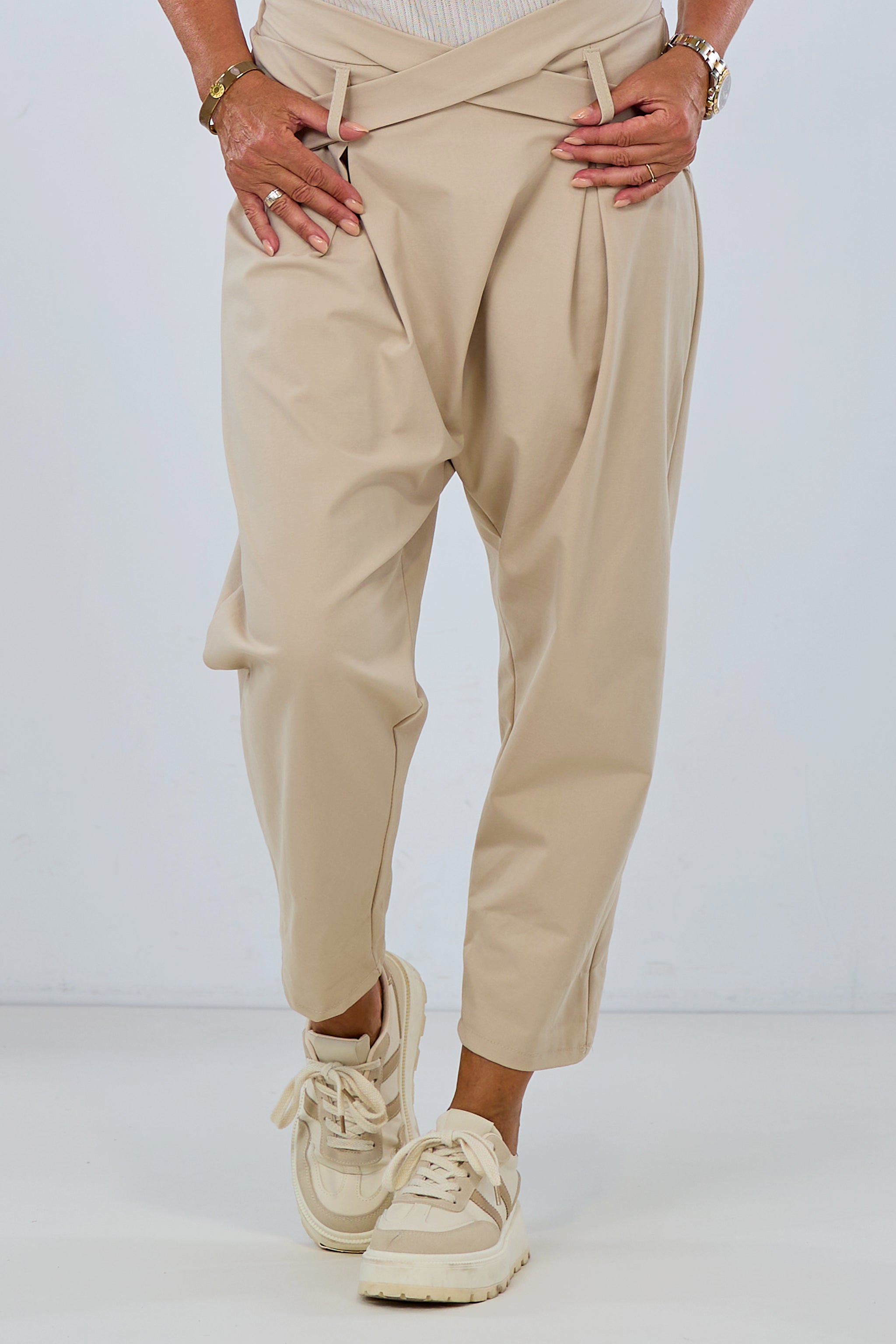 Cozy Baggy mit schrägem Bund, beige