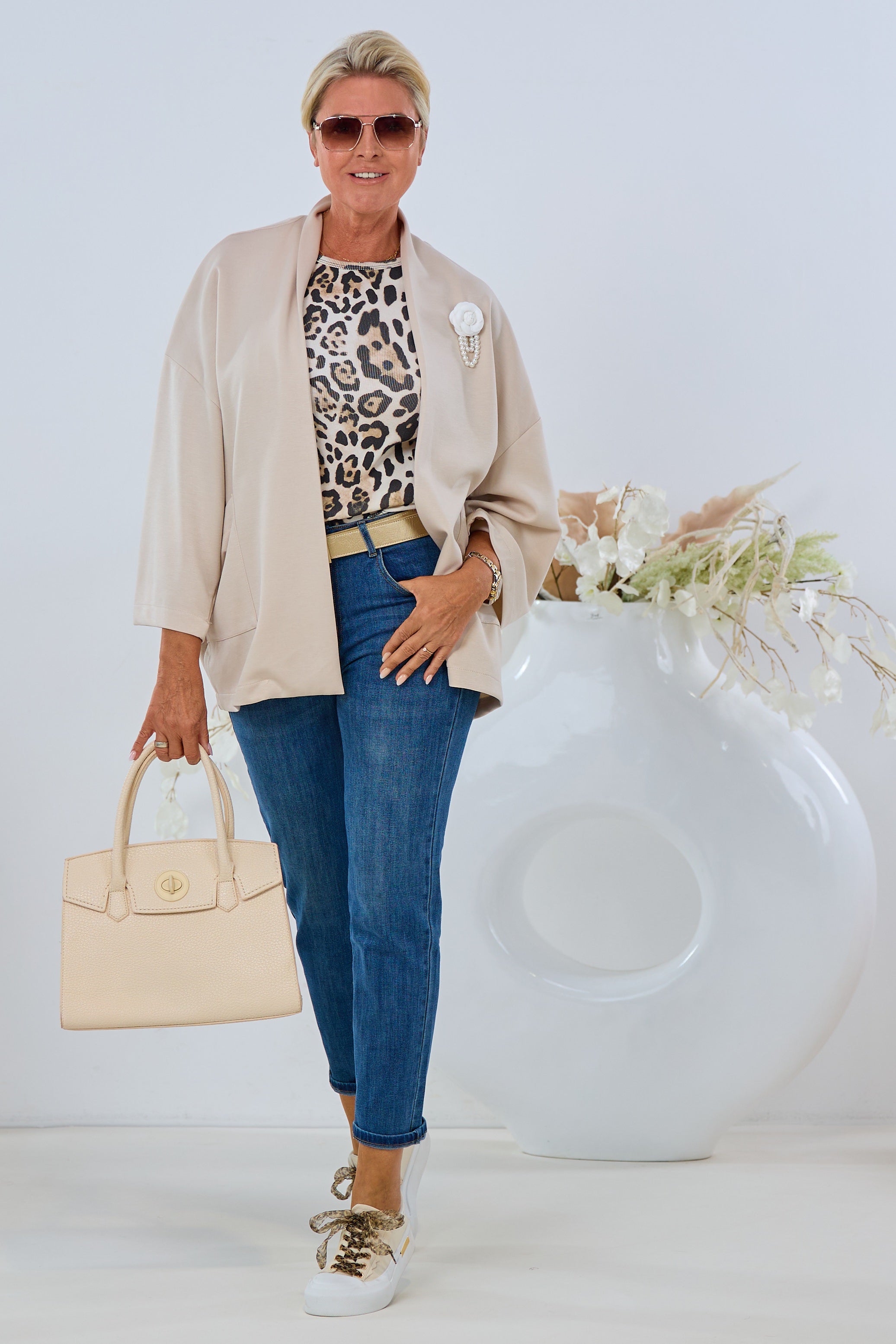 Leichte, offene Jacke mit Brosche, beige