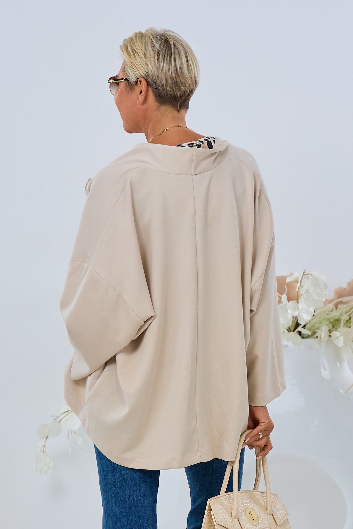 Leichte, offene Jacke mit Brosche, beige