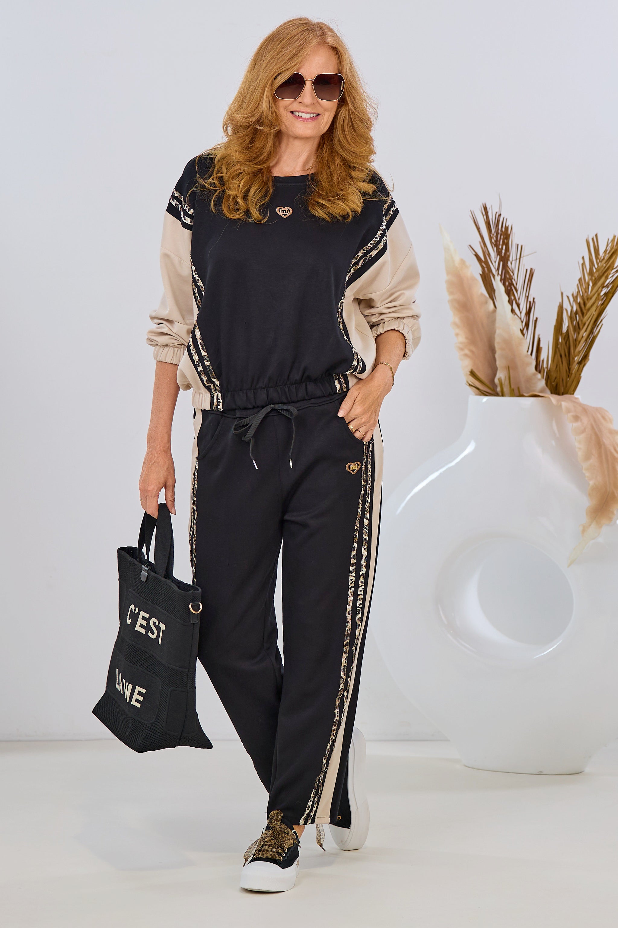 Cozy Shirt mit seitlichen Streifen, schwarz-beige