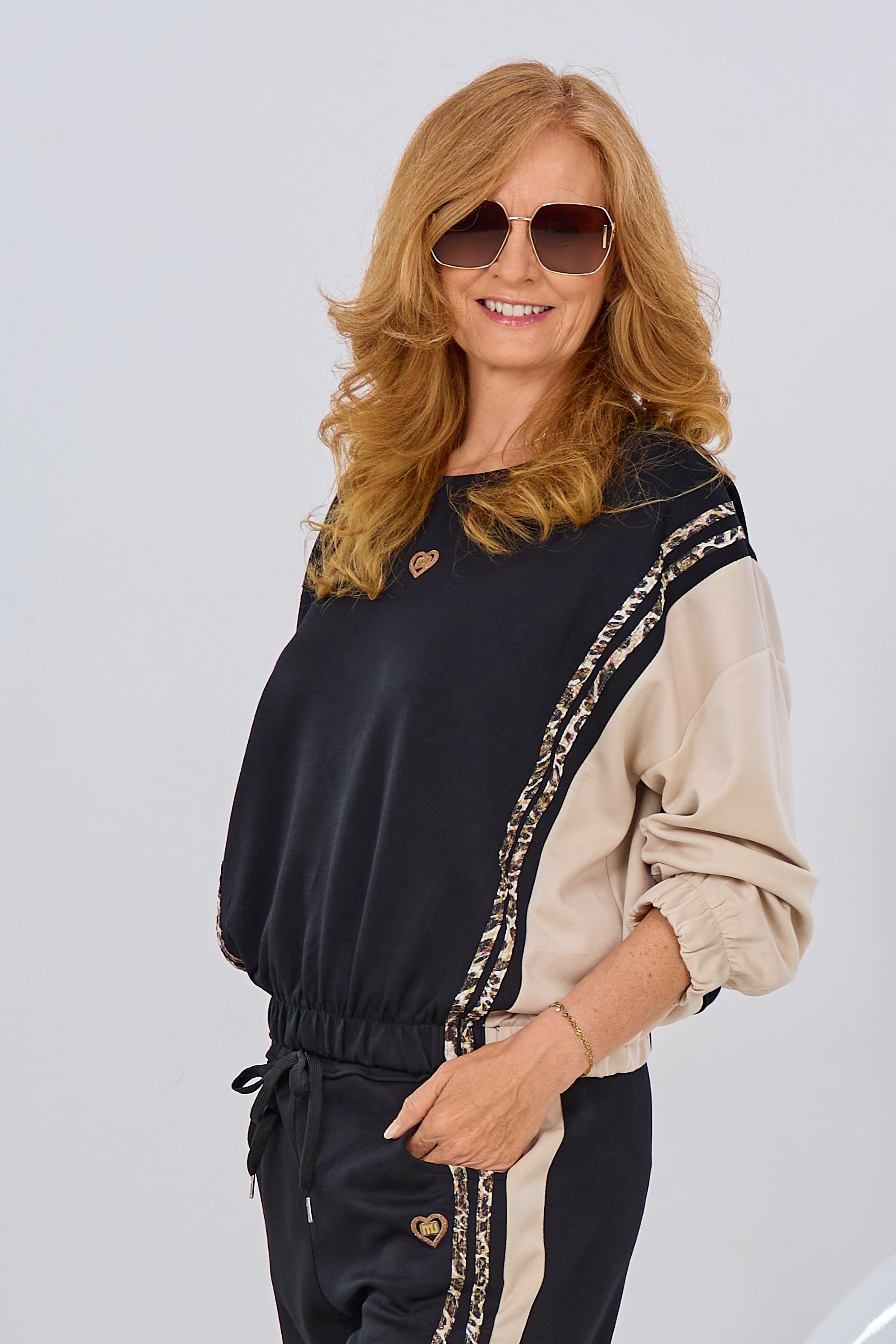 Cozy Shirt mit seitlichen Streifen, schwarz-beige