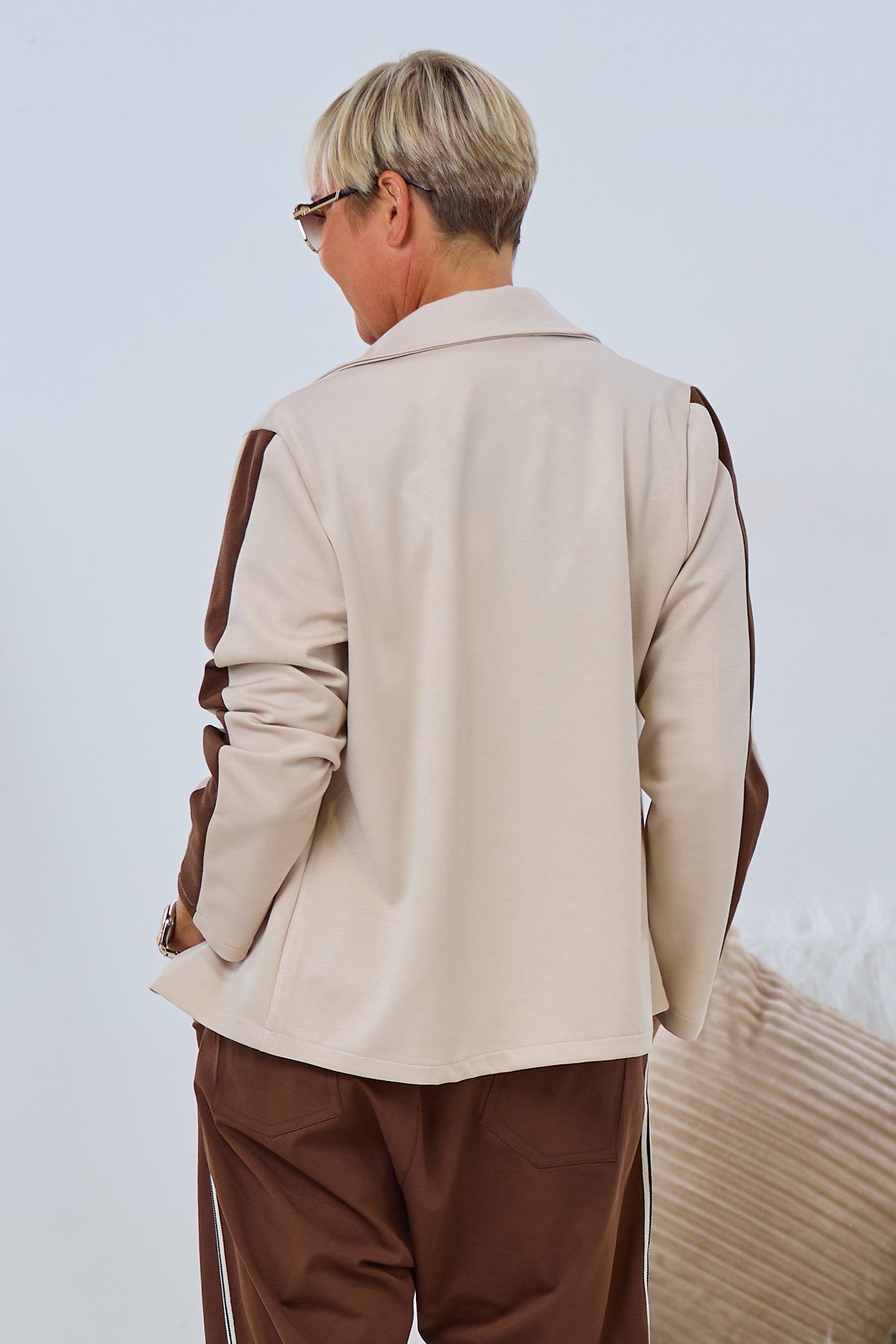 Cozy Blazer mit Streifen auf den Ärmeln, beige-braun