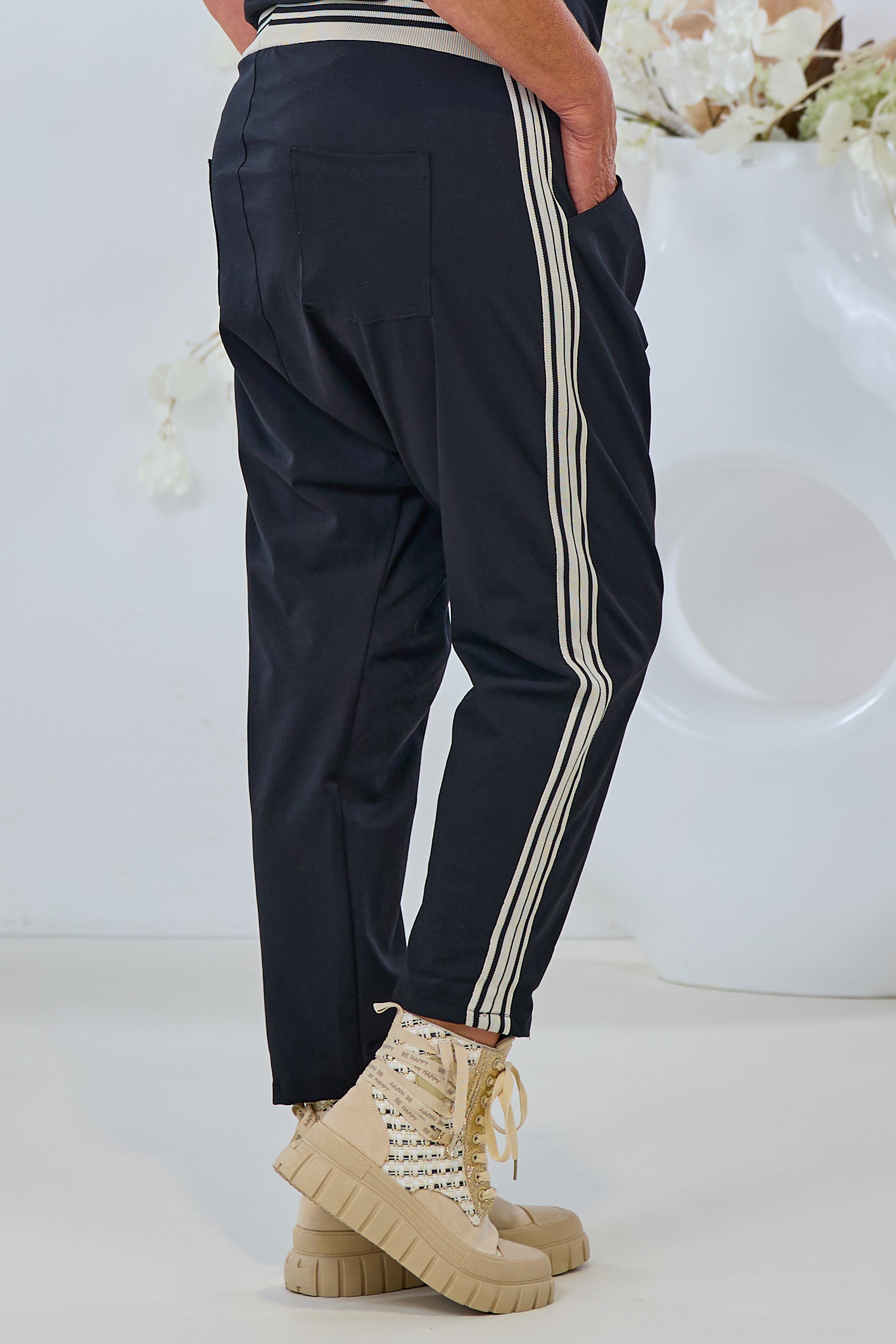 Baggy Hose mit seitlichen Streifen, schwarz