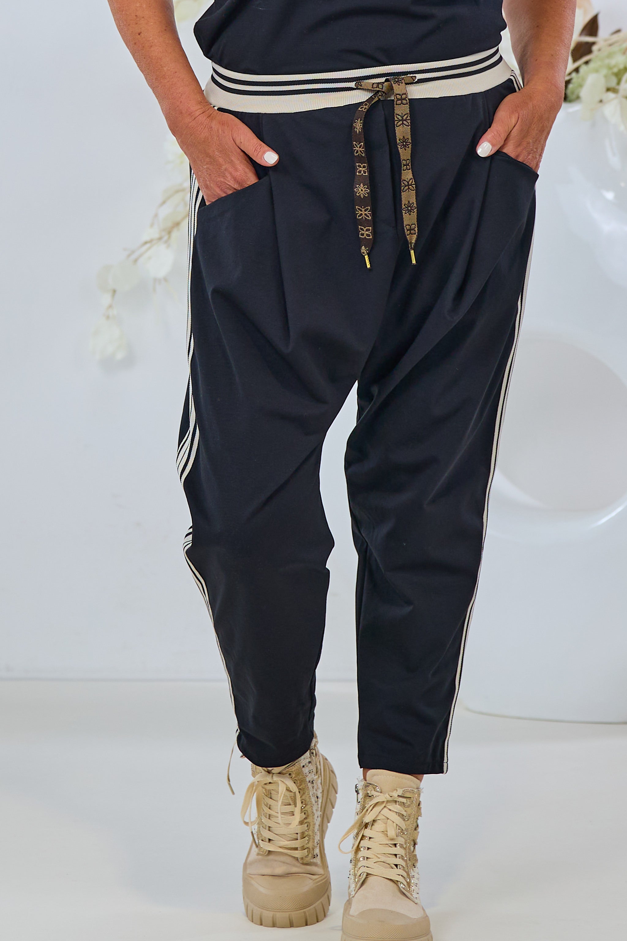 Baggy Hose mit seitlichen Streifen, schwarz