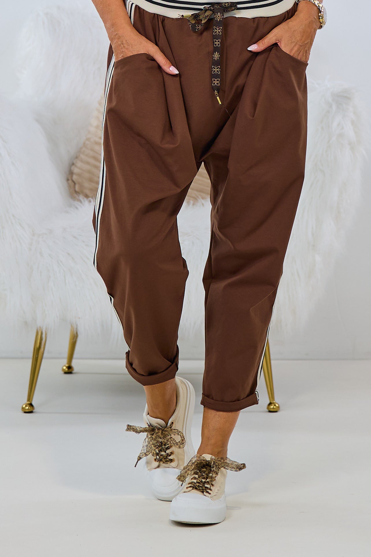 Baggy Hose mit seitlichen Streifen, braun