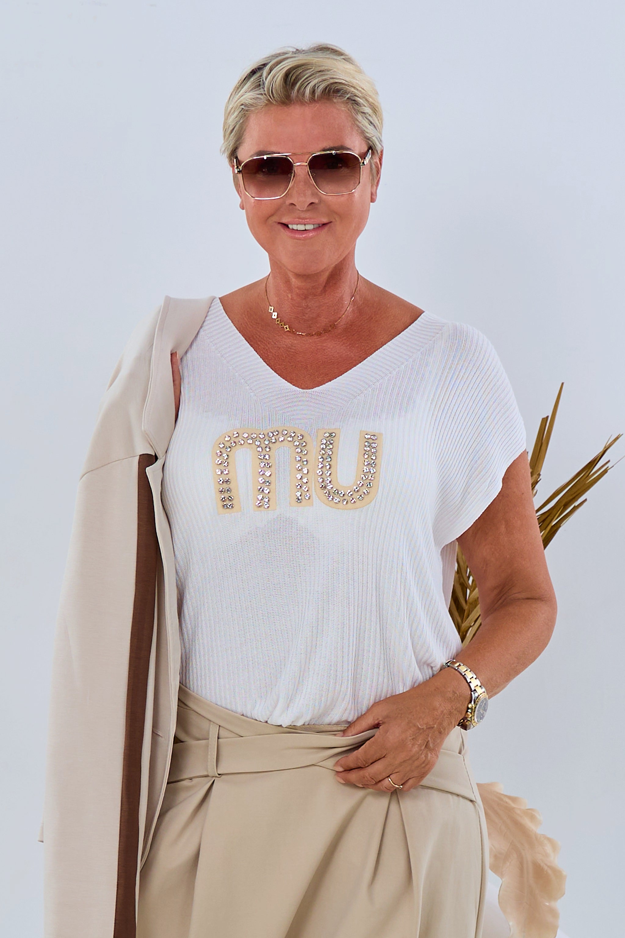 fein gerippter Pulli mit Glitzersteinen, weiß-beige