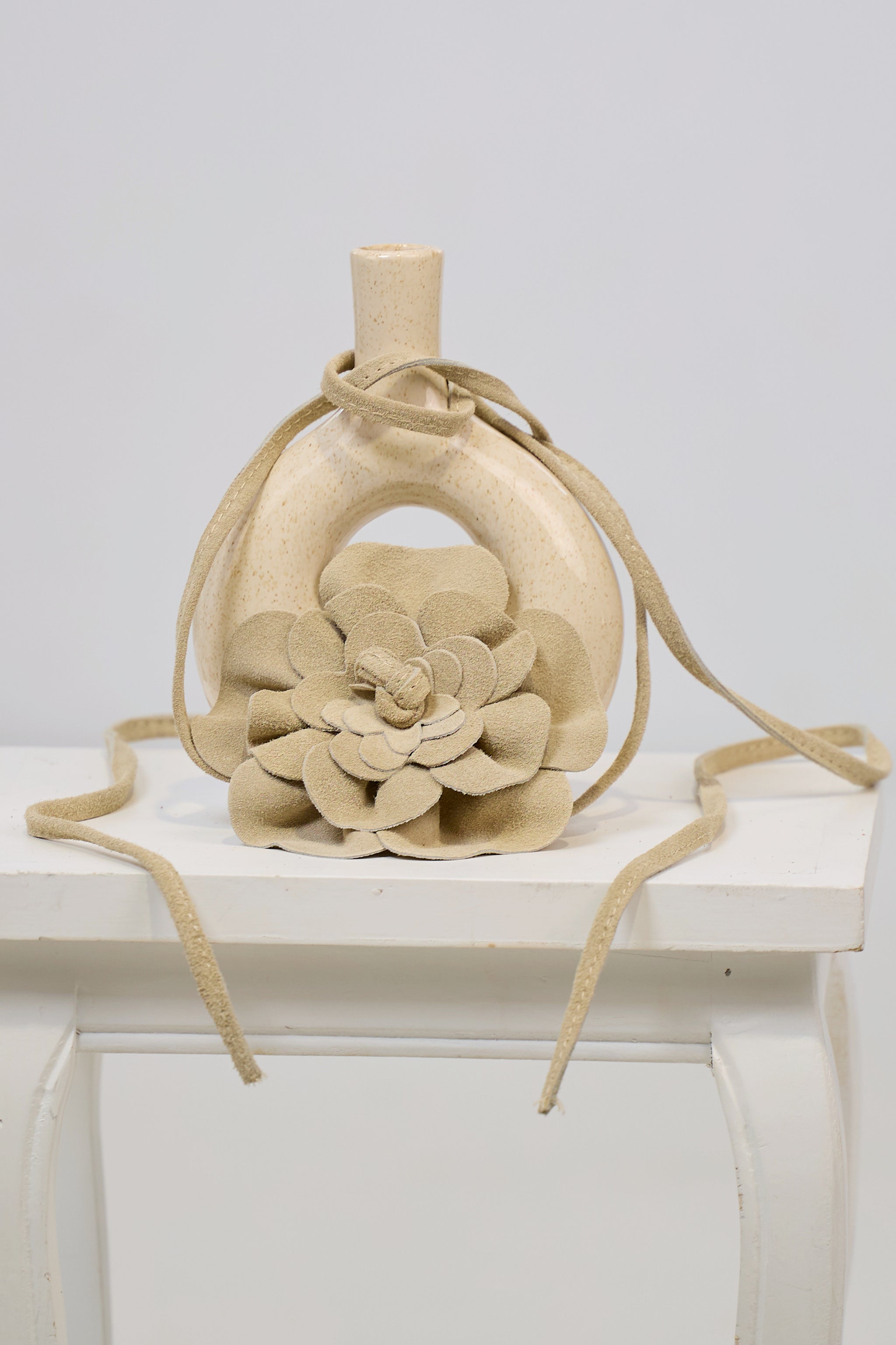 Lederband/Gürtel mit Blume, beige