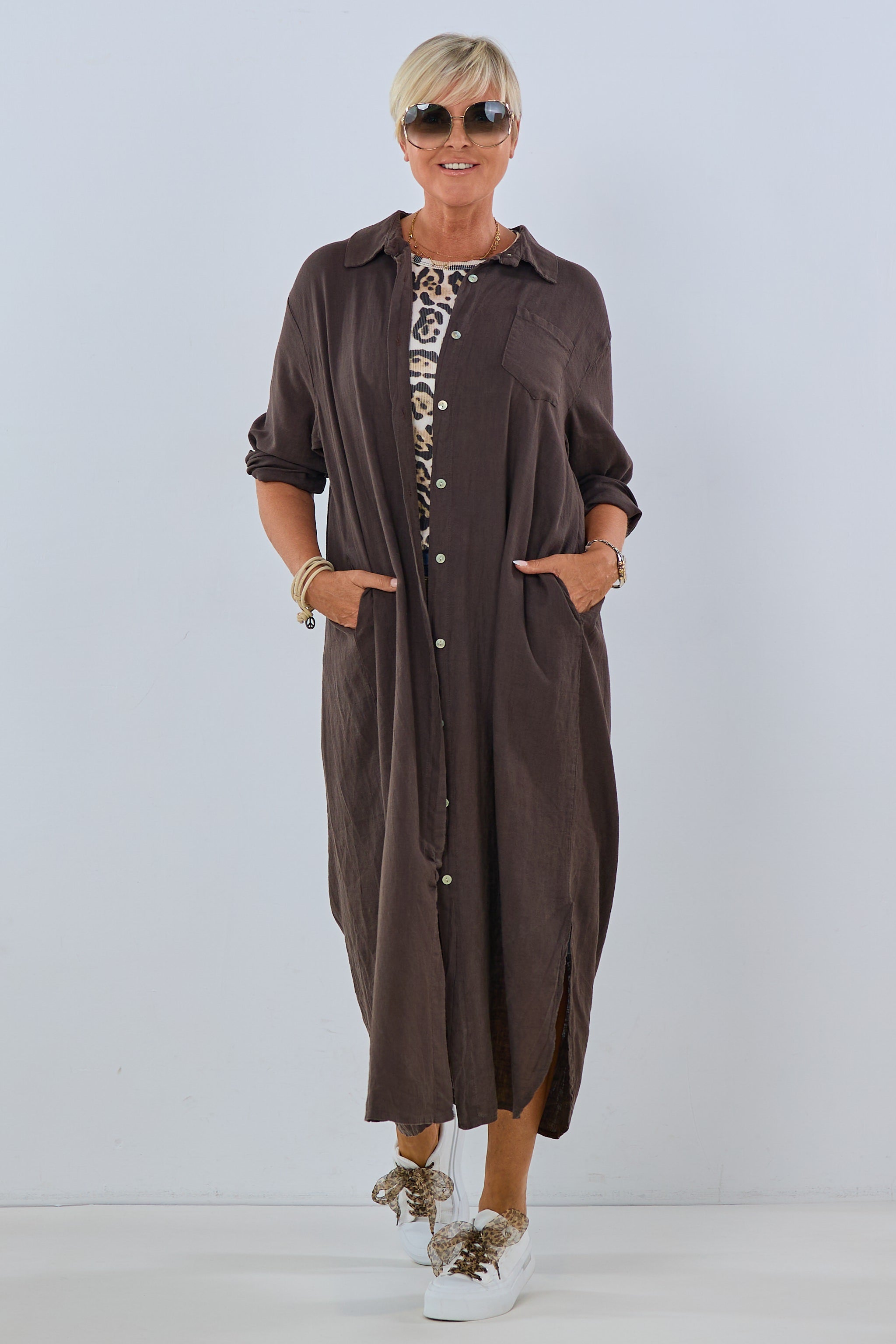 langes Hemdblusenkleid mit seitlichen Taschen, braun