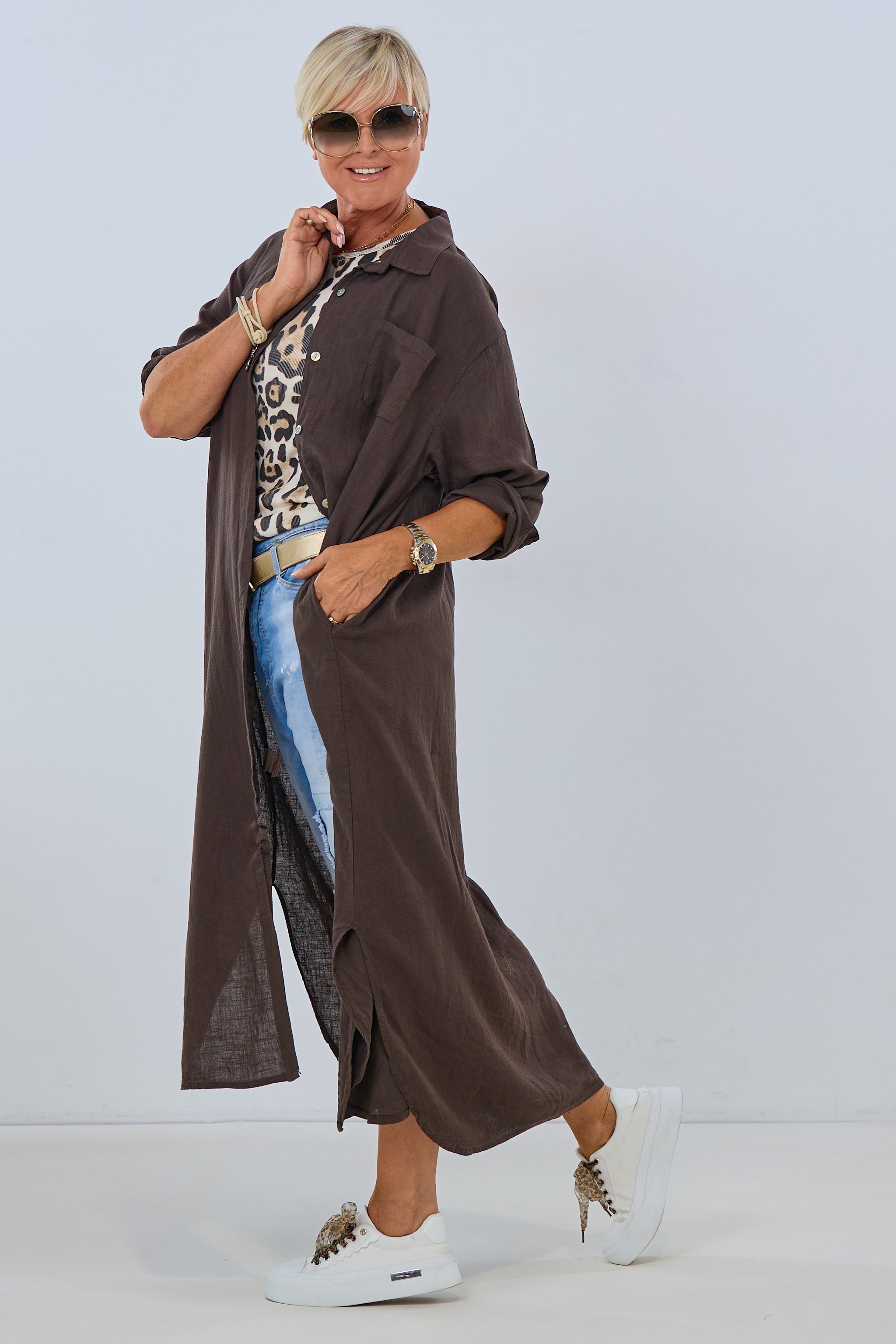 langes Hemdblusenkleid mit seitlichen Taschen, braun