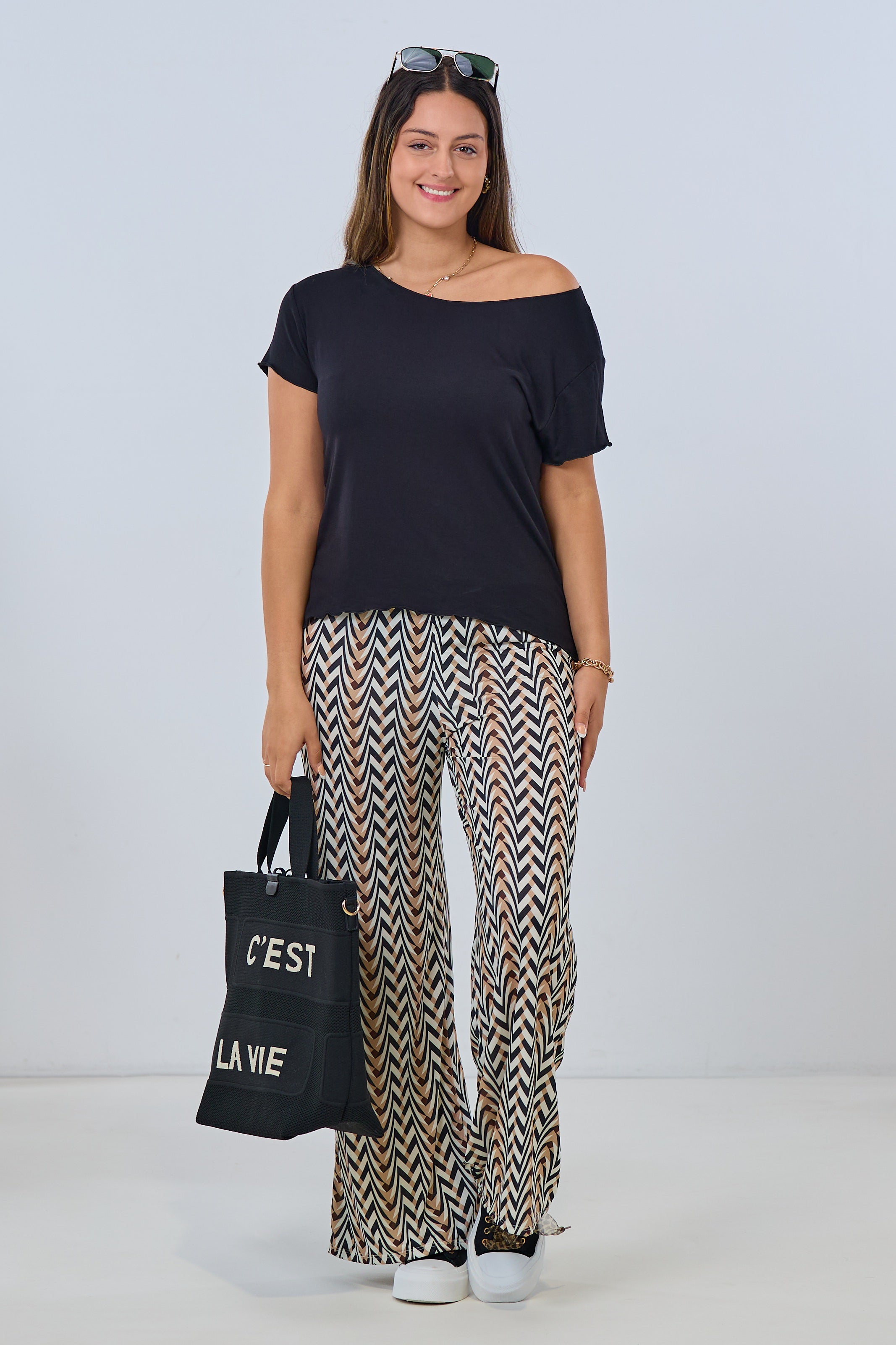 Basic Shirt mit leicht gewellten Abschlüssen, schwarz