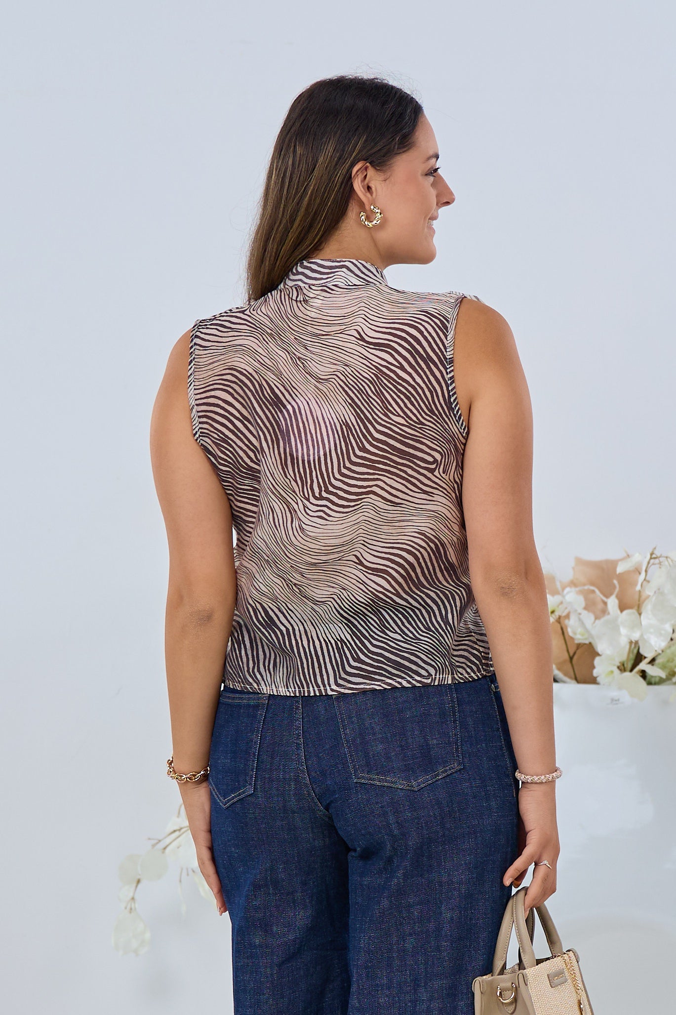 Ärmellose Bluse mit Rüschen, ecru-braun