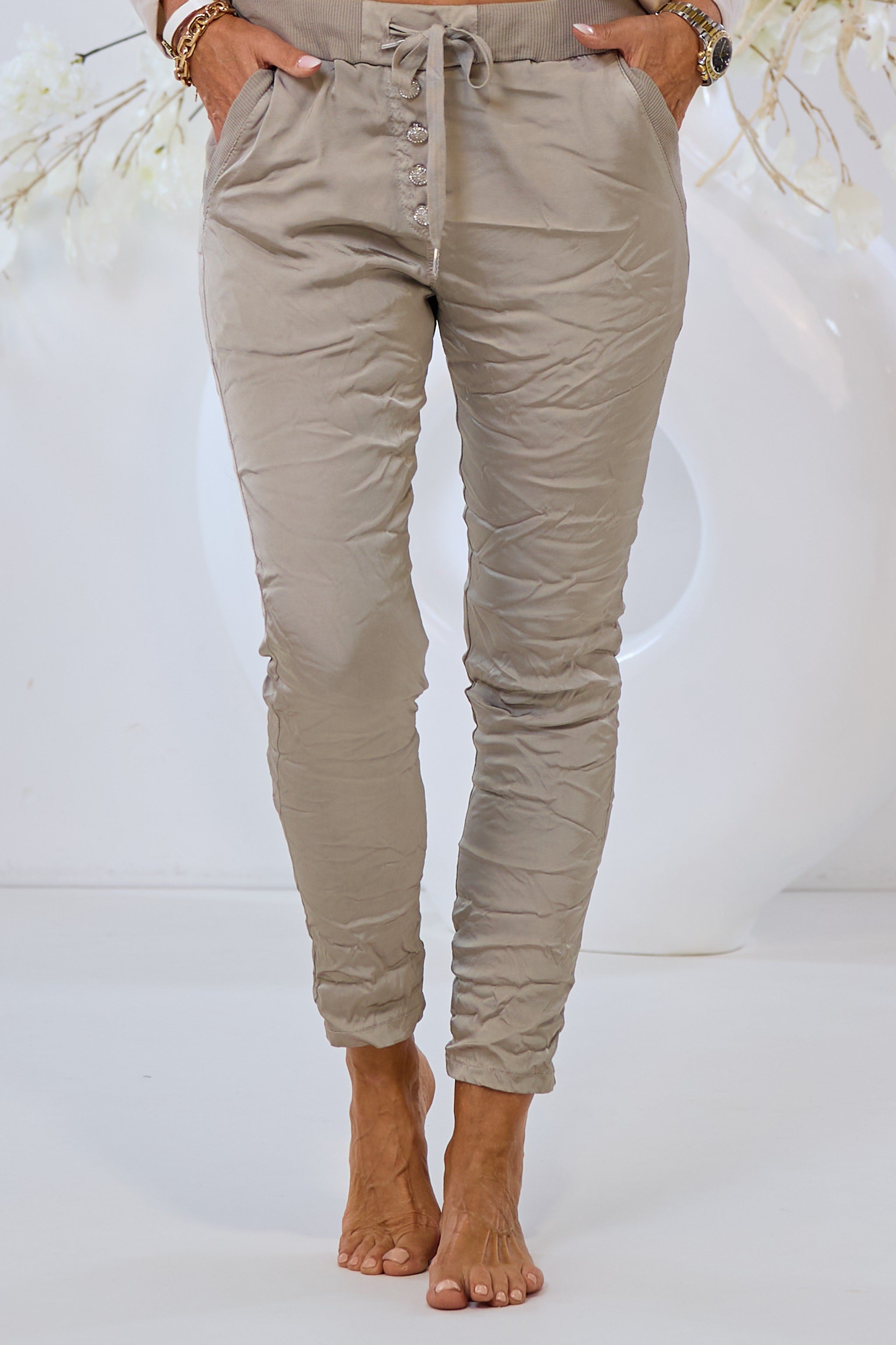 Hose im Knitterlook mit Zierknöpfen, champagner-glänzend