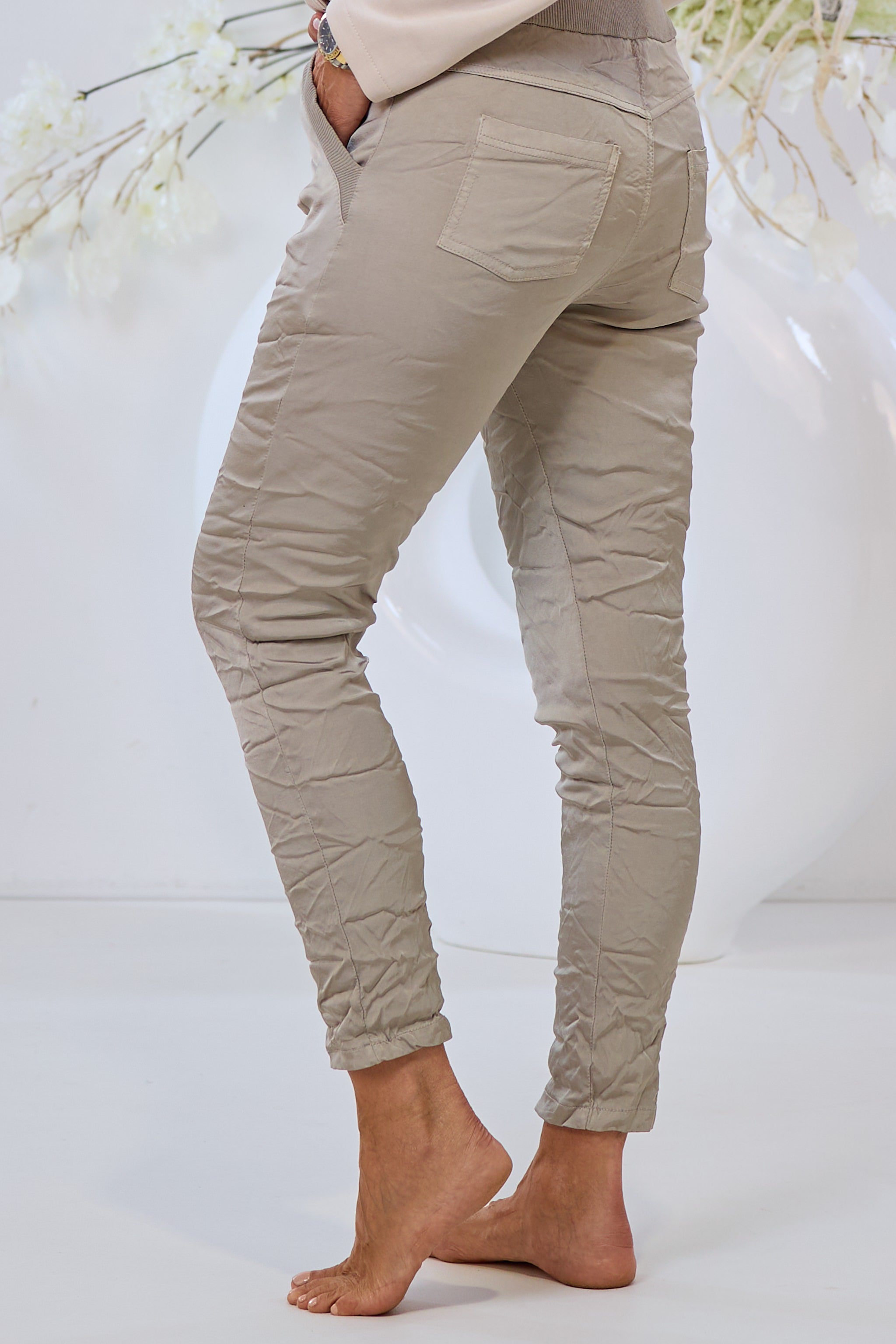 Hose im Knitterlook mit Zierknöpfen, champagner-glänzend