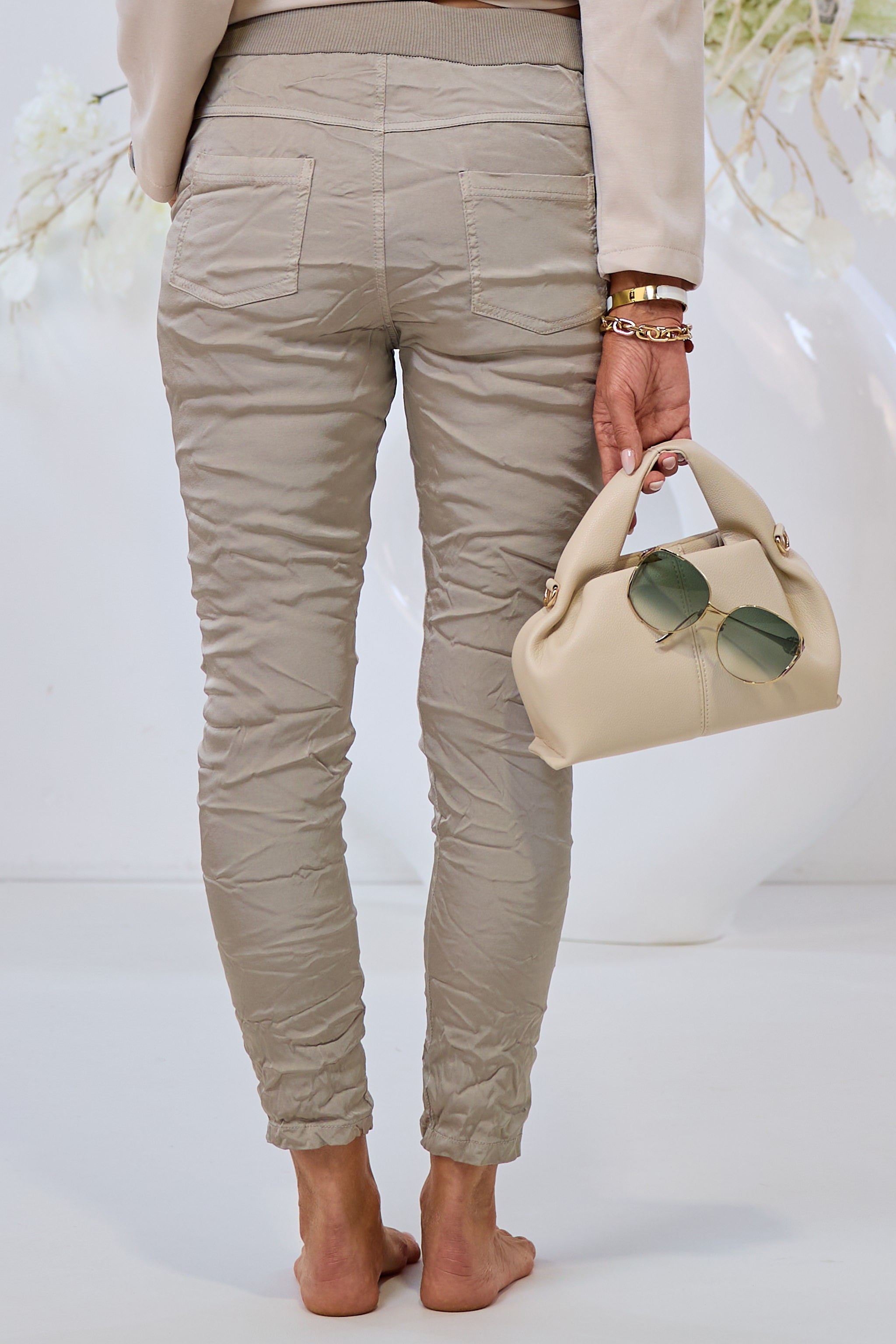 Hose im Knitterlook mit Zierknöpfen, champagner-glänzend
