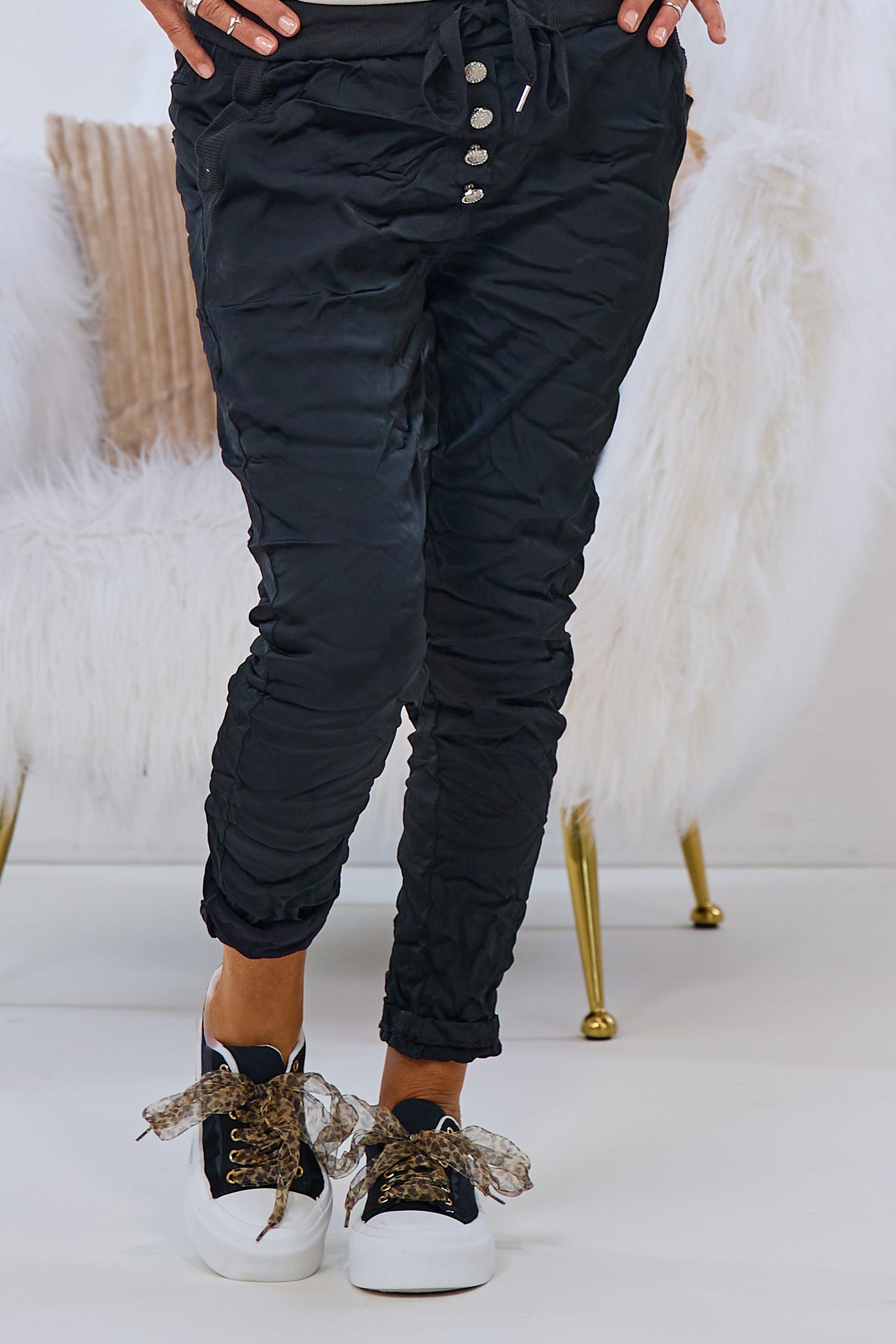 Hose im Knitterlook mit Zierknöpfen, schwarz-glänzend